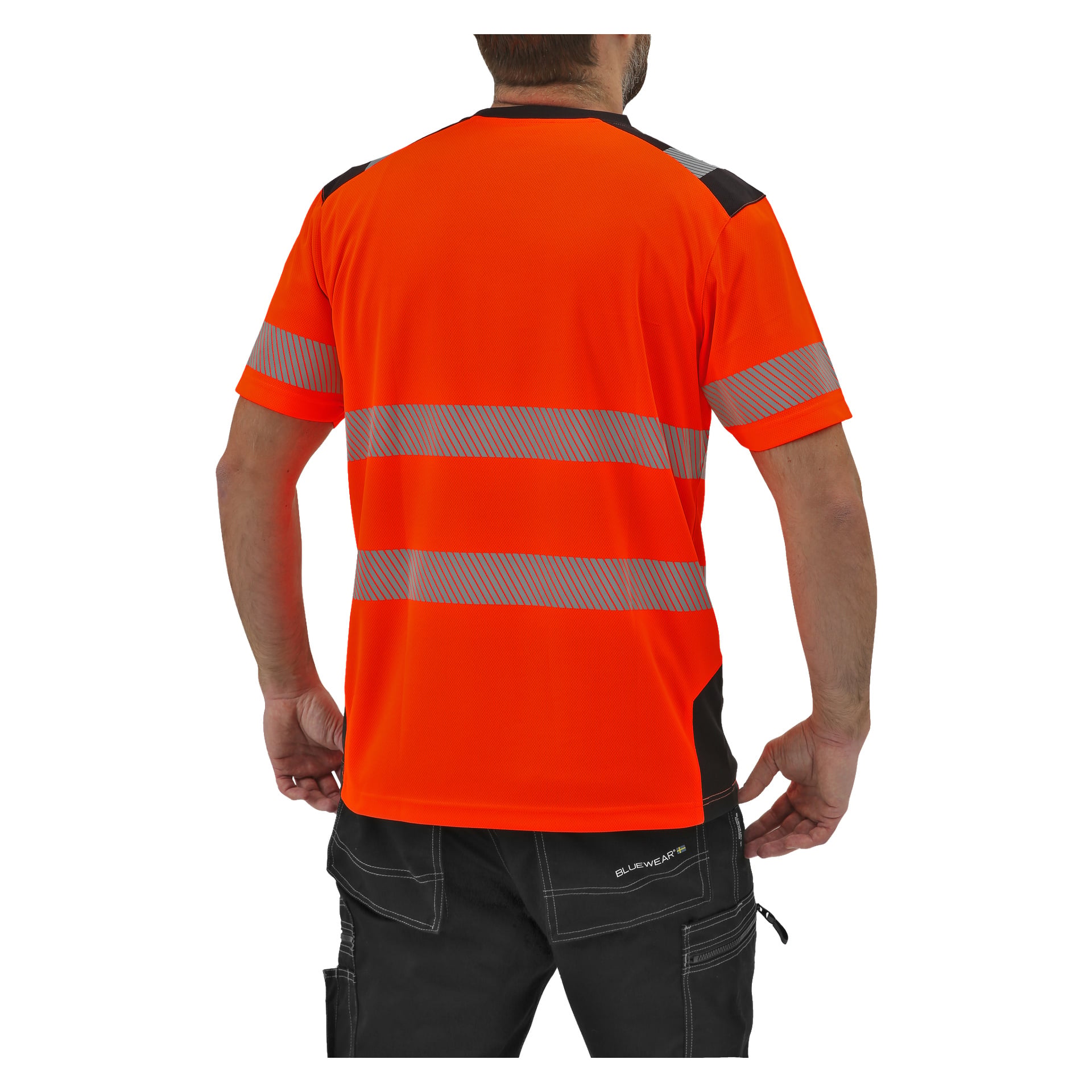 En person som ses bakifrån bär en Bluewear orange hög-vis kortärmad skjorta med svarta detaljer på axlarna och två reflekterande ränder över ryggen, matchande med svarta cargobyxor med synliga fickor och detaljerade sömmar.