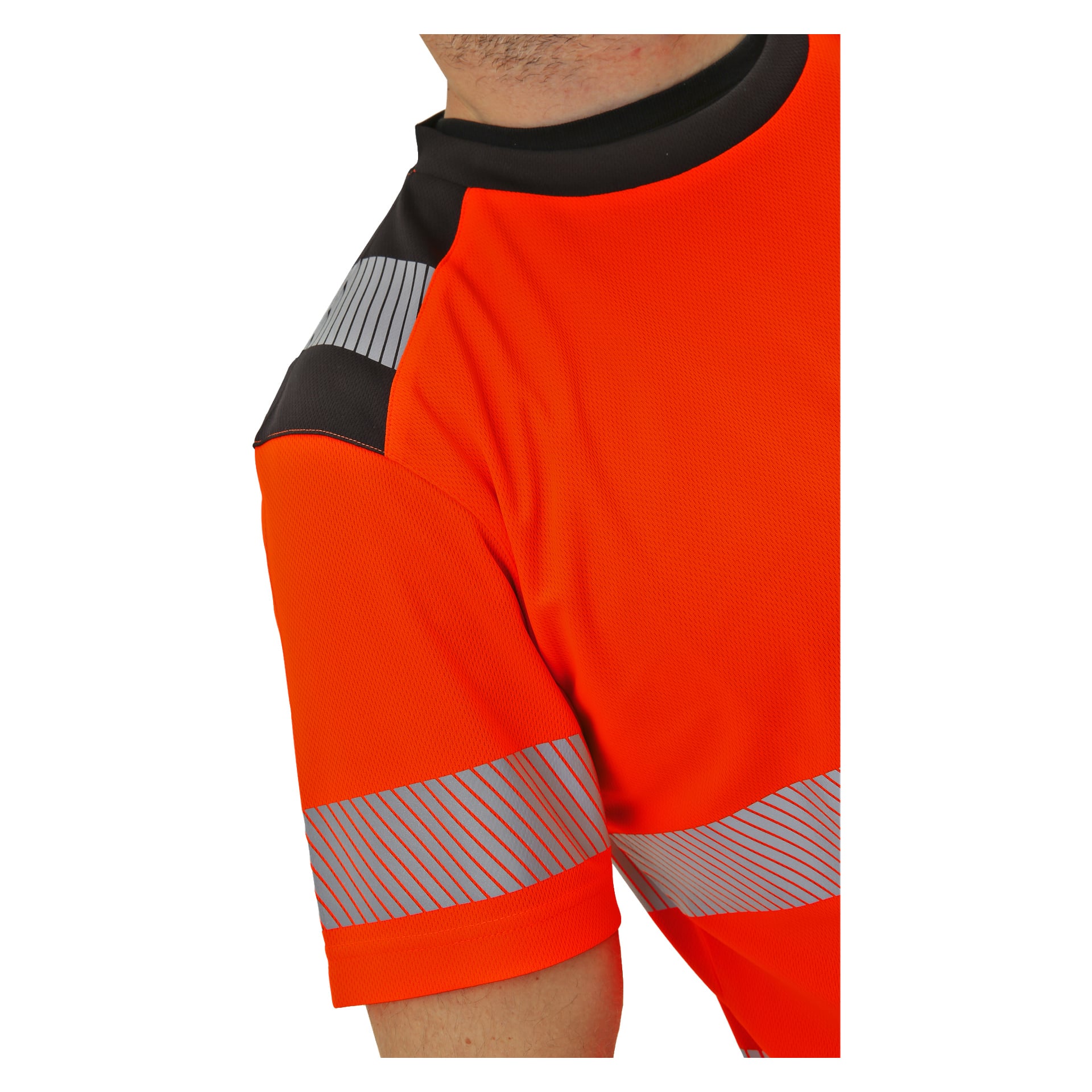 En person visas från överkroppen och en del av armen, iklädd en Bluewear kortärmad högsynlig skjorta i klarorange med svarta och grå reflekterande ränder.