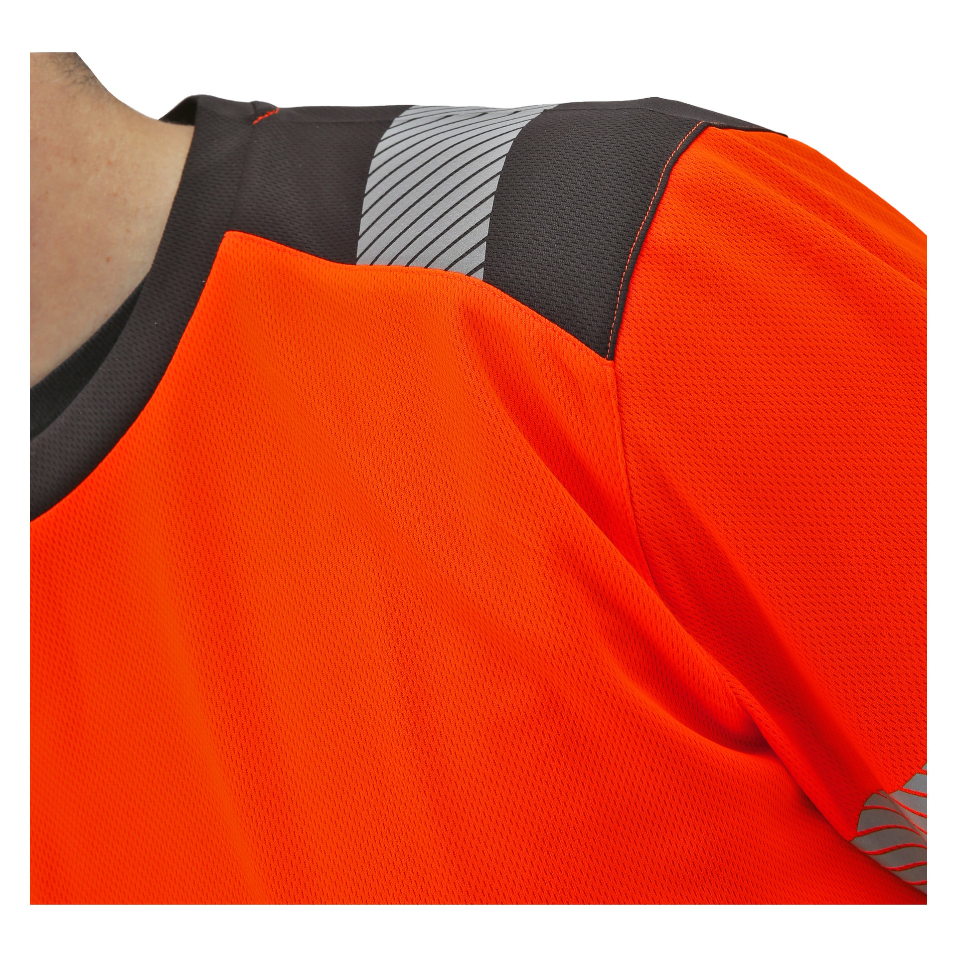 Närbild som visar en person i en orange Bluewear kortärmad Hi-Vis Shirt med svarta och grå ränder på axeln; endast nacke, axel och överarm är delvis synliga.