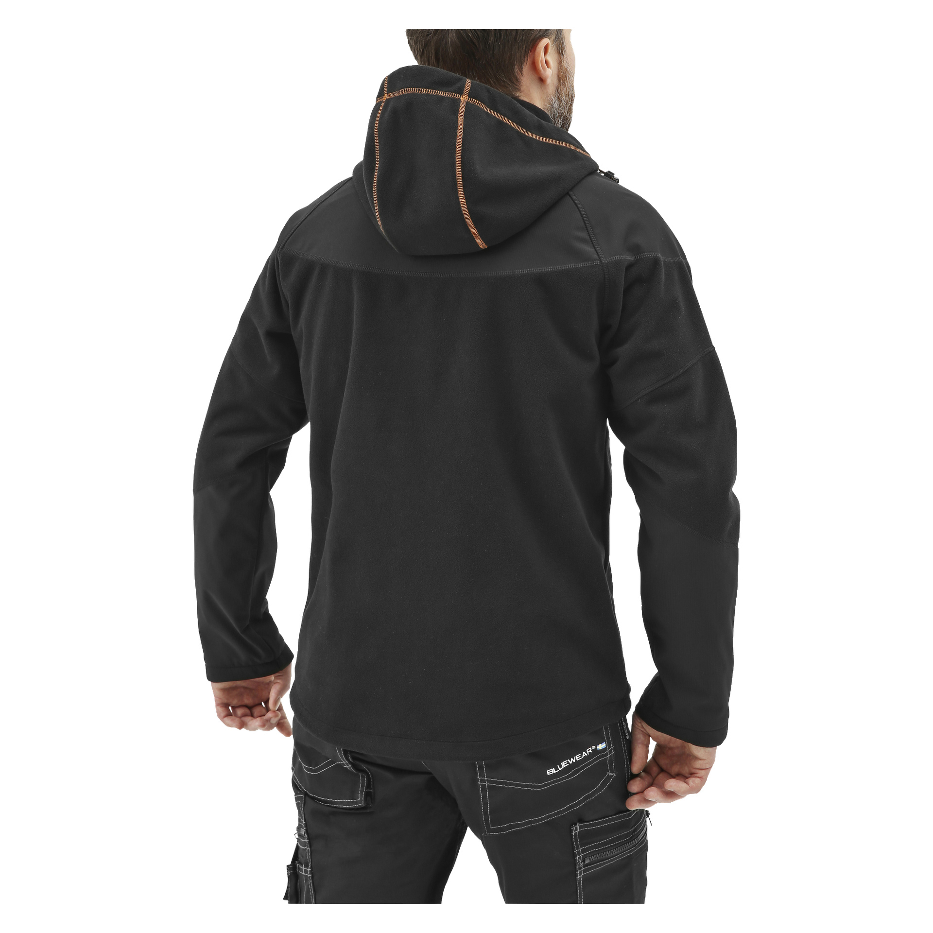 En person syns bakifrån klädd i en Bluewear Pro Workwear herrjacka i vindtät fleecejacka med orange sömmar, tillsammans med svarta byxor med flera fickor och en logotyp på en av dem.