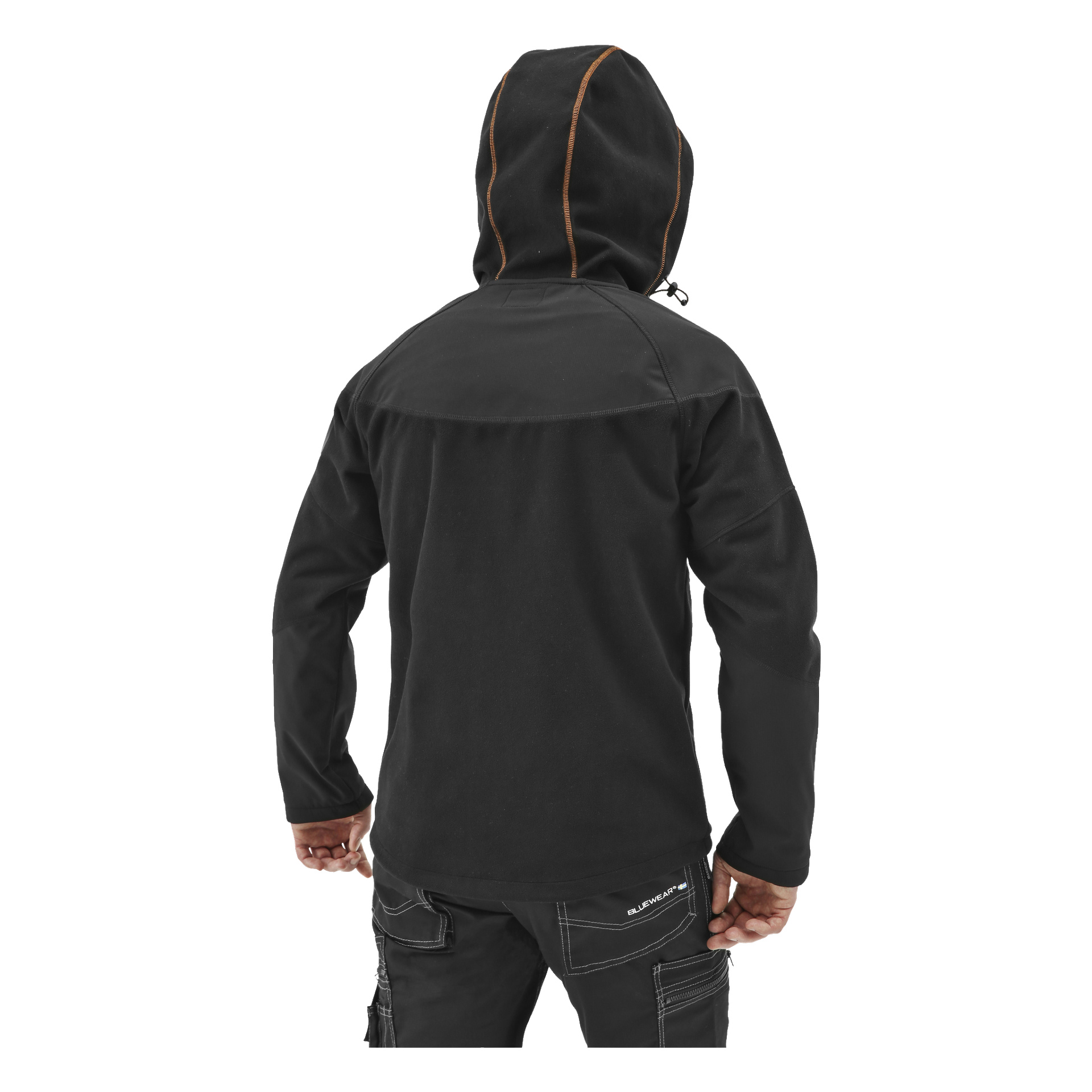 En person syns bakifrån iklädd en svart Bluewear Pro Workwear herrjacka i vindtät fleece med bruna sömmar. Huvan är dragen över huvudet och de har svarta byxor med framträdande sömmar och fickor. Deras armar hänger naturligt vid sidorna.