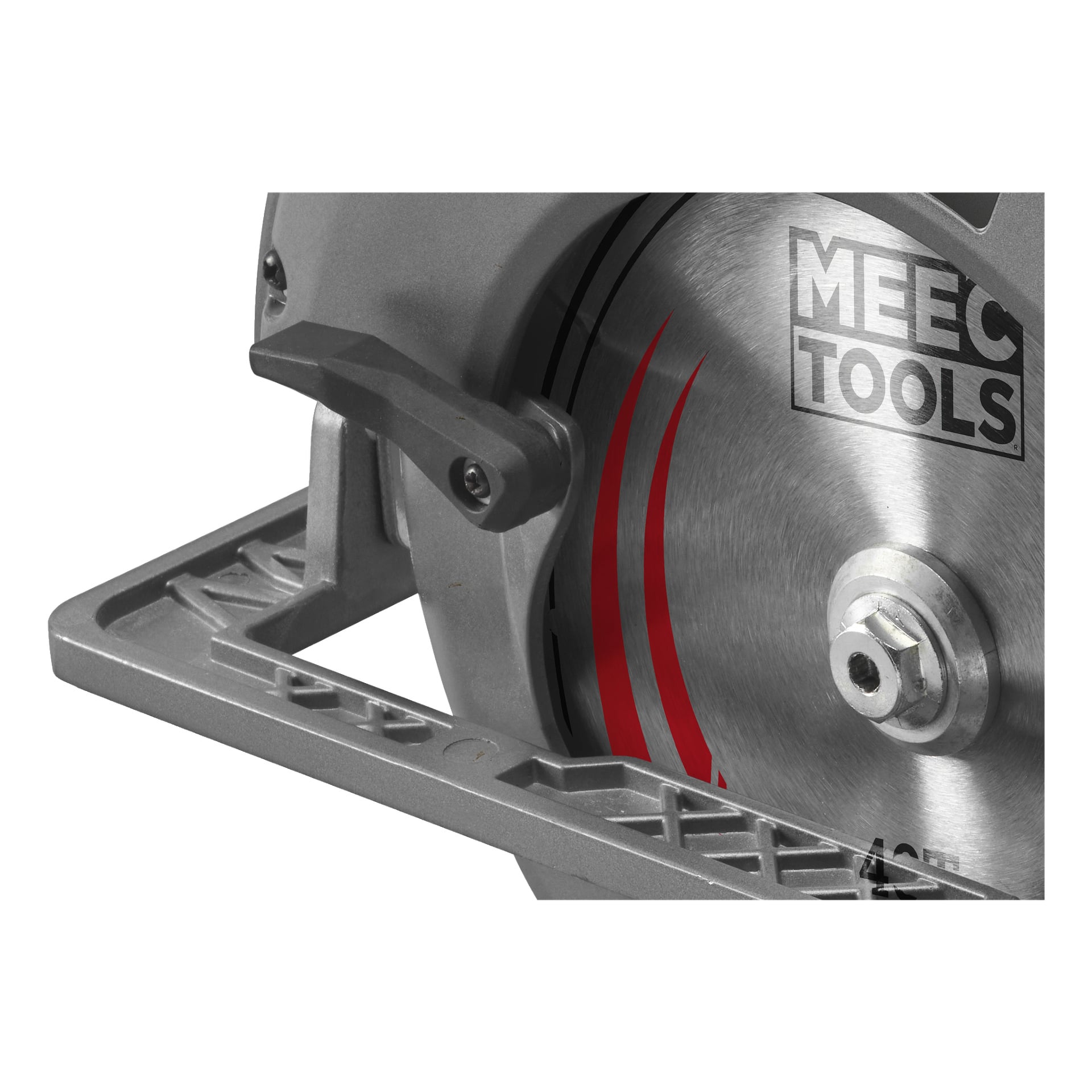 Zbliżenie na bateriową piłę tarczową ze srebrnym ostrzem, ozdobioną czerwonymi oznaczeniami i napisem Meec Tools Multiseries. Widoczna jest część metalowej osłony i podstawy piły.