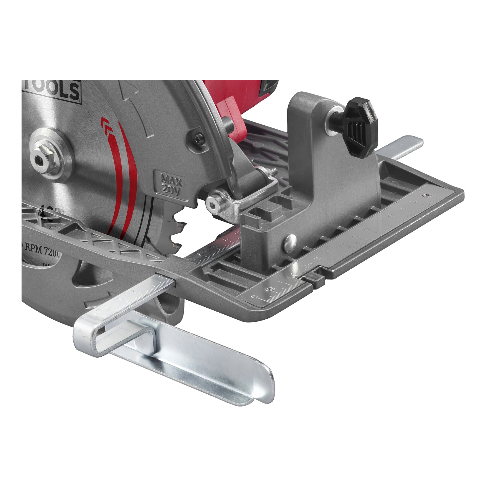 Zbliżenie na bateriową piłę tarczową Meec Tools Multiseries, pokazującą jej metalową prowadnicę, ostrze, pokrętło regulacyjne oraz srebrno-czerwoną płytkę podstawową z oznaczoną skalą pomiarową.