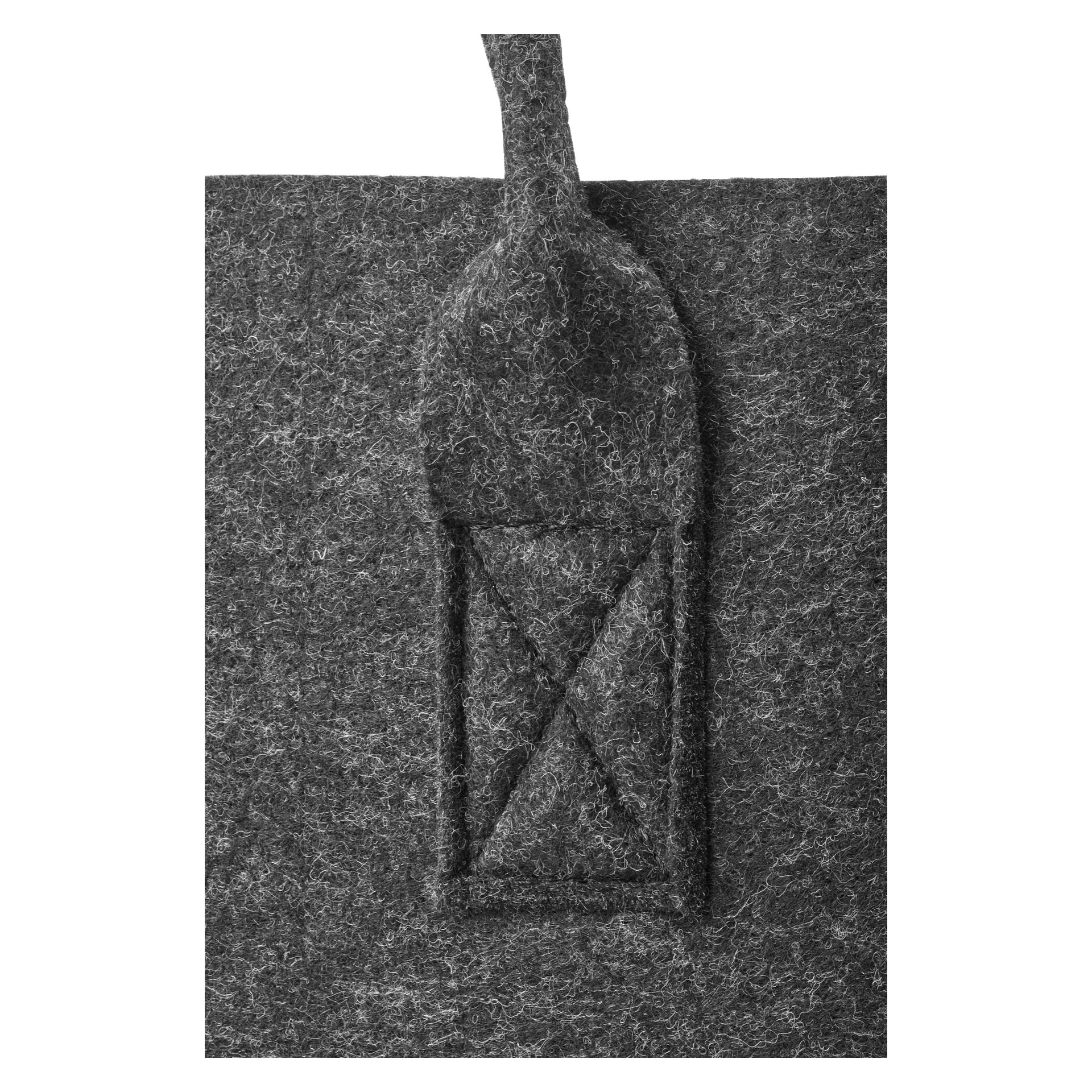 Detaljerad vy av Anslut Log-korgen gjord av grå filt, med ett handtag sydt på kroppen med dekorativa X- och rektangelsömmar.
