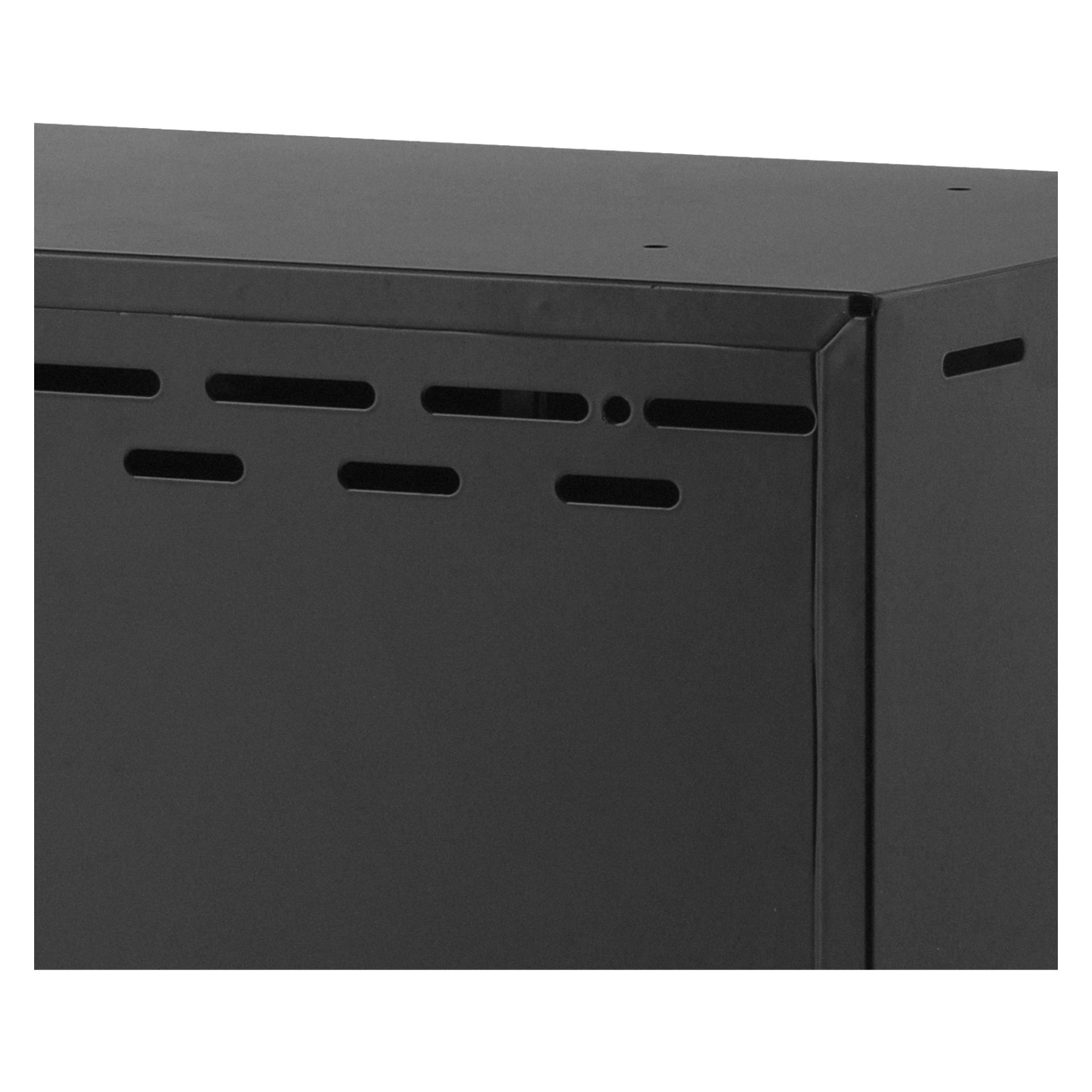 Detaljerad närbild som visar det övre hörnet av ett Hard Head Tool-skåp med två dörrar, tillverkade av svart metall. Horisontella ventilationsspår syns, tillsammans med den släta ytbehandlingen. Fokus ligger på skåpens kant och en del av dess sidopanel.