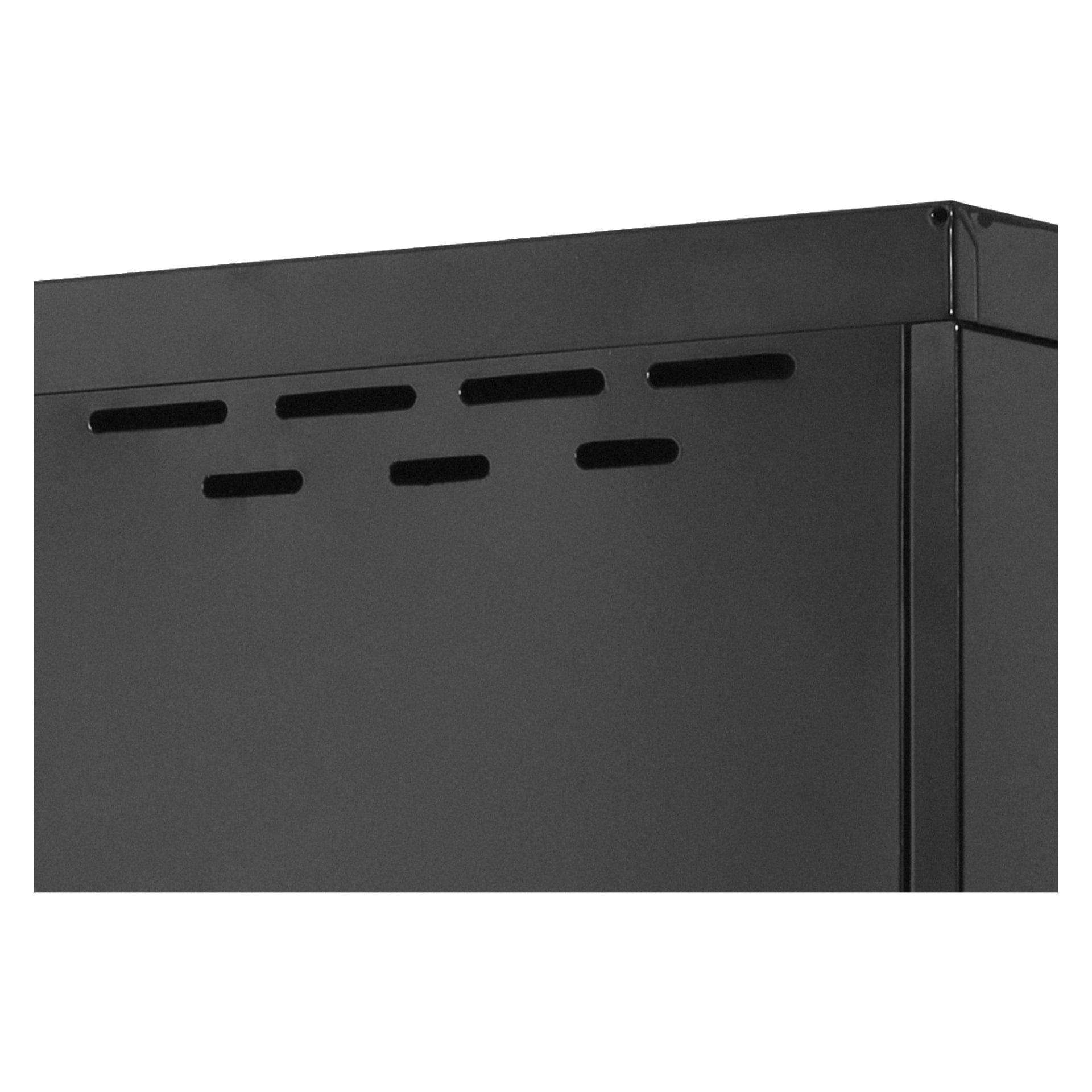 Detaljert bilde av øvre hjørne av Hard Head Storage-skapet med to dører, som viser rektangulære ventilasjonsspor langs toppen. Kabinettet er laget av svart metall med en glatt overflate og skarpe, veldefinerte kanter, satt mot en nøytral bakgrunn.