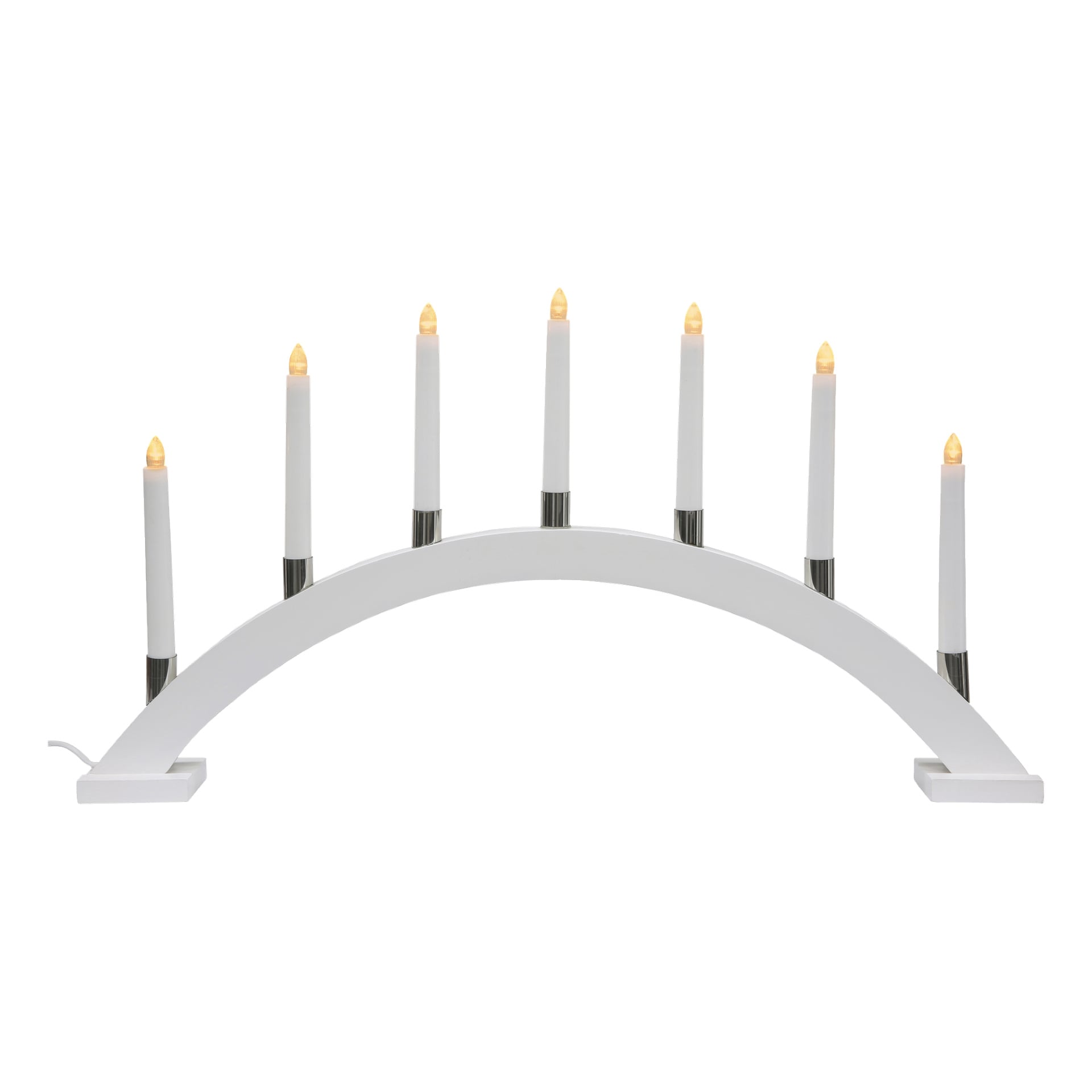 EKVIP LED-adventsljusstaken visar upp en enkel vit bågformad form som håller sju vertikala elektriska ljus, var och en avslutad med en liten gul-orange flammliknande glödlampa högst upp. Den står på en plan bas och får ström via ett uttag på vänster sida.