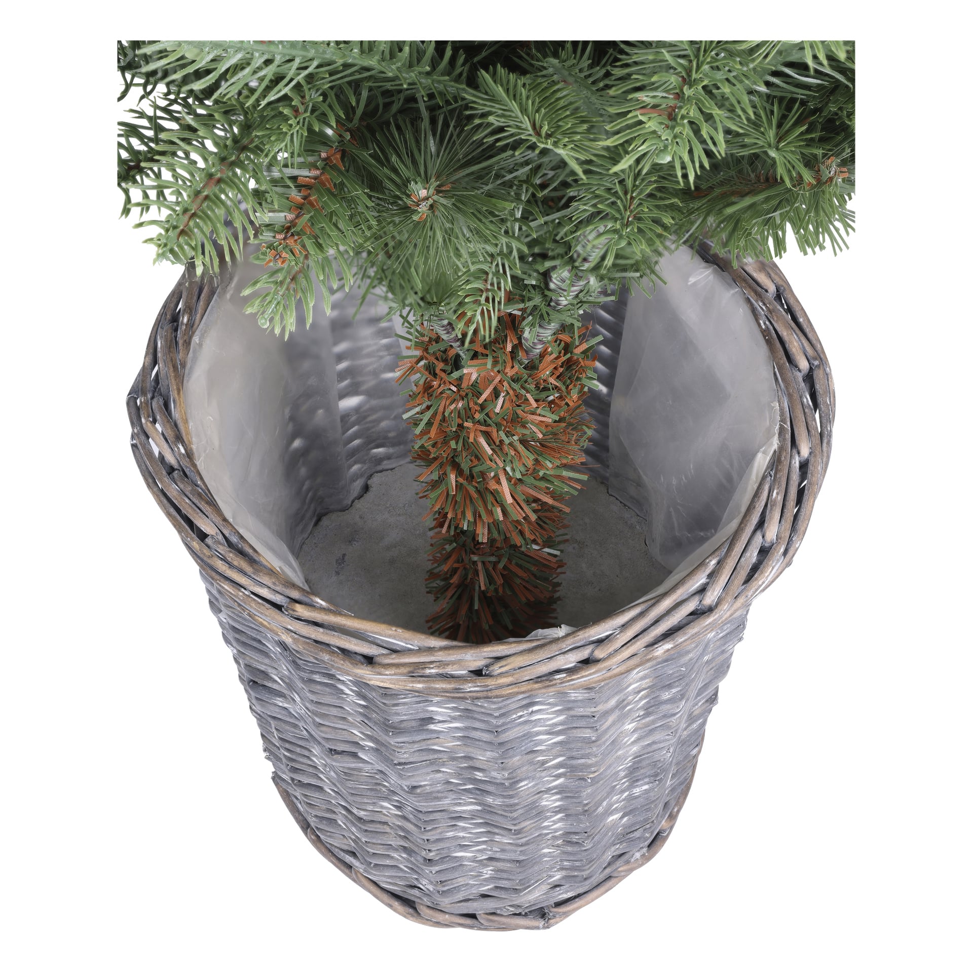 Närbild av EKVIP Small Christmas tree base avslöjar trädstammen i mitten, omgiven av frodiga gröna tallgrenar, alla placerade i en grå vävd korg fodrad med klar plast.