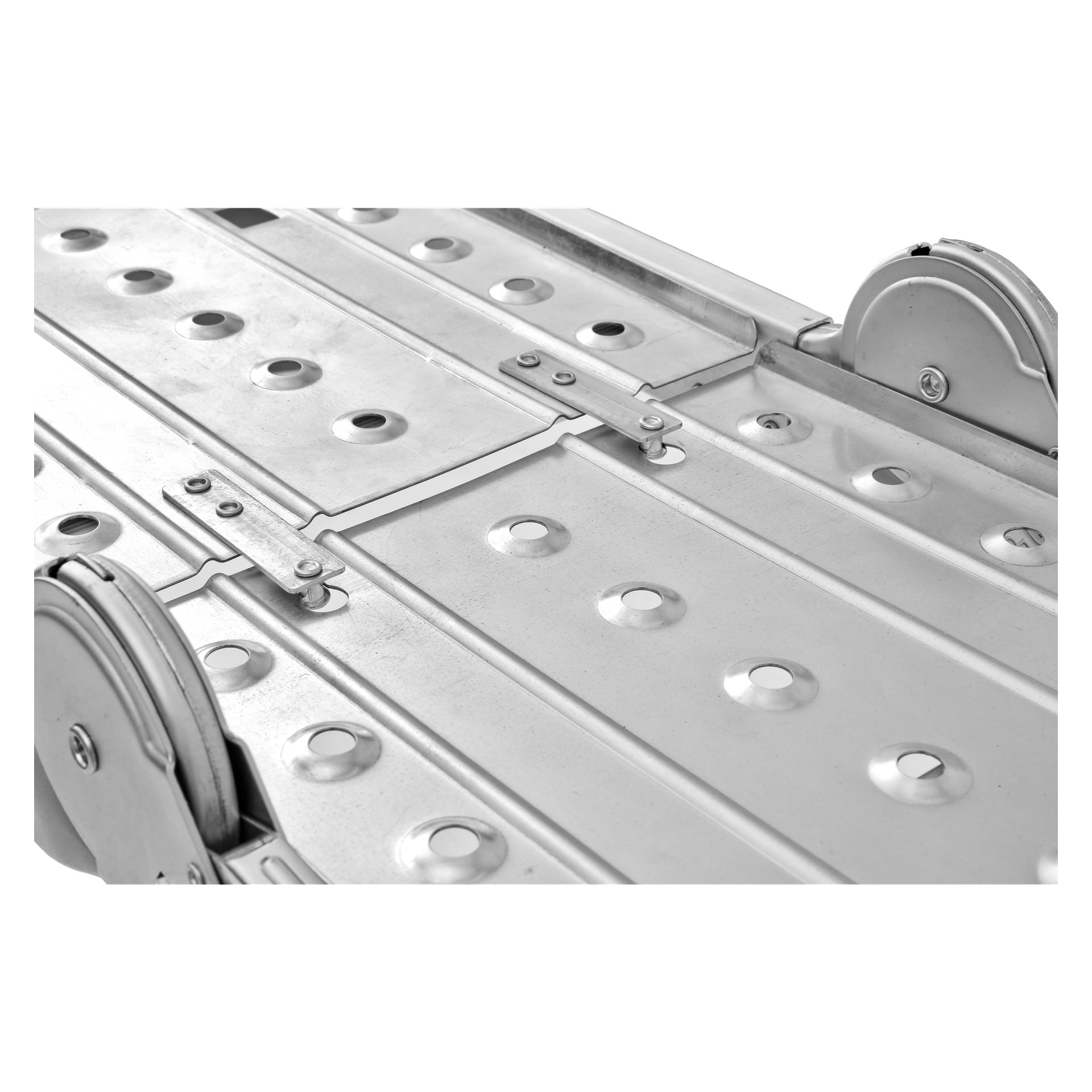 Detaljerad närbild av Hard Head Multi-ladder med en 4x3-stegsplattform, som framhäver dess metallyta med cirkulära inbuktningar och har två hjul på varje sida.