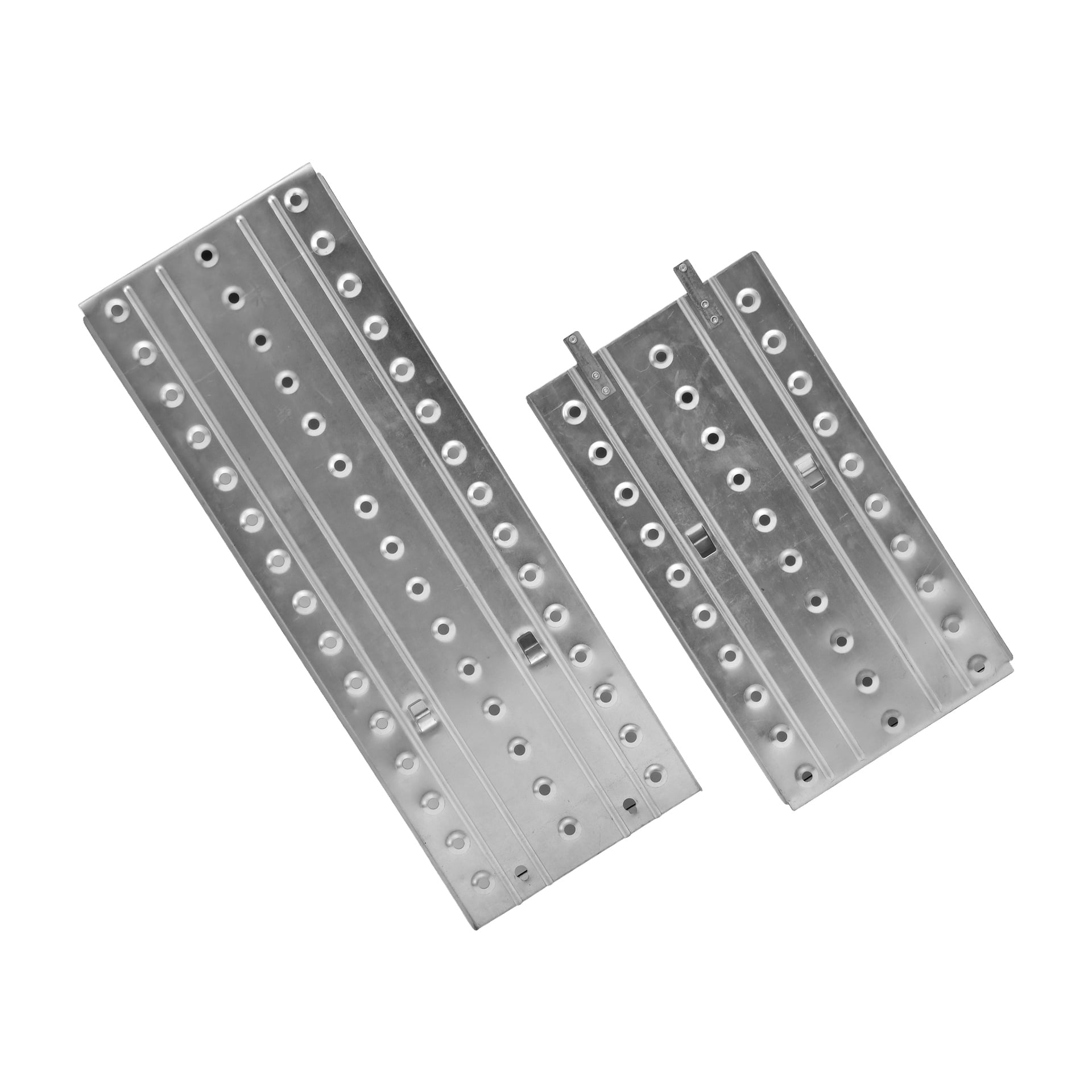 Två Hard Head multistegar med 4x3-stegsplattformar är uppställda sida vid sida. Båda har rektangulära metallplattor med cirkulära hål arrangerade i ett rutnät och upphöjda linjer för grepp. Stegarna är liknande i design men varierar i storlek.