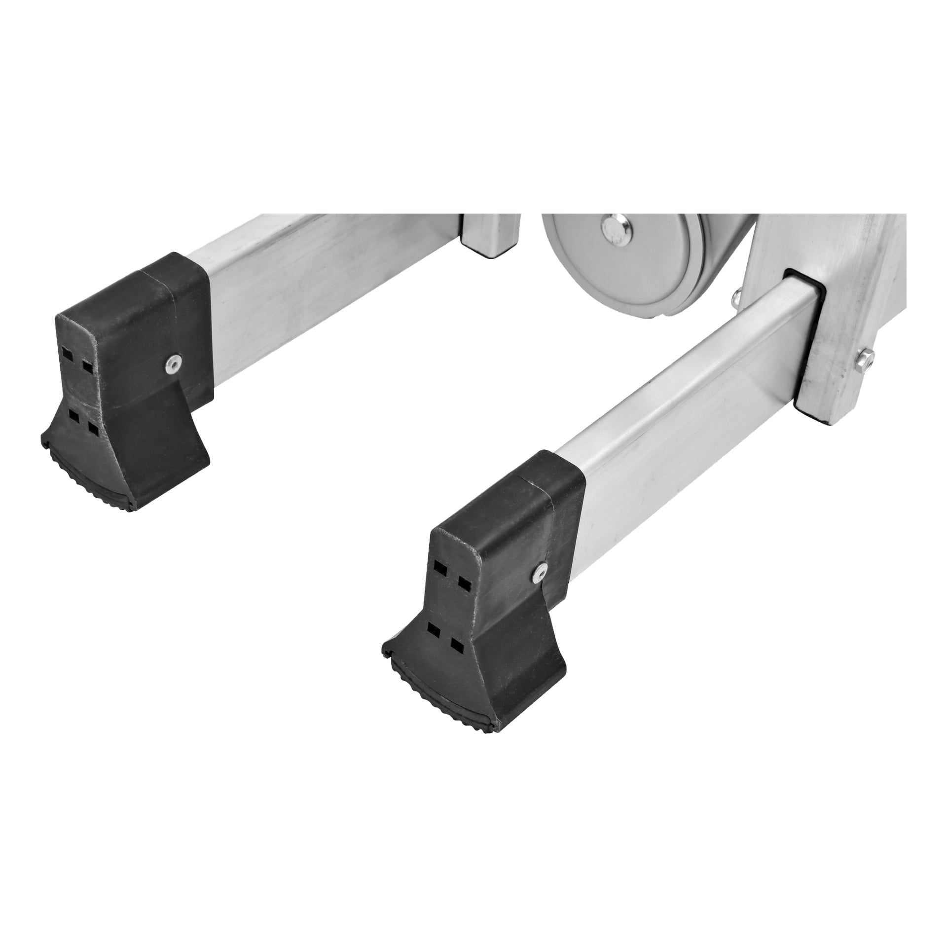 Närbild på två aluminiumben med svarta plaständkåpor på Hard Head Multi-ladder med plattform 4x3 trappsteg. Ett runt metallgångjärn syns uppe till höger.