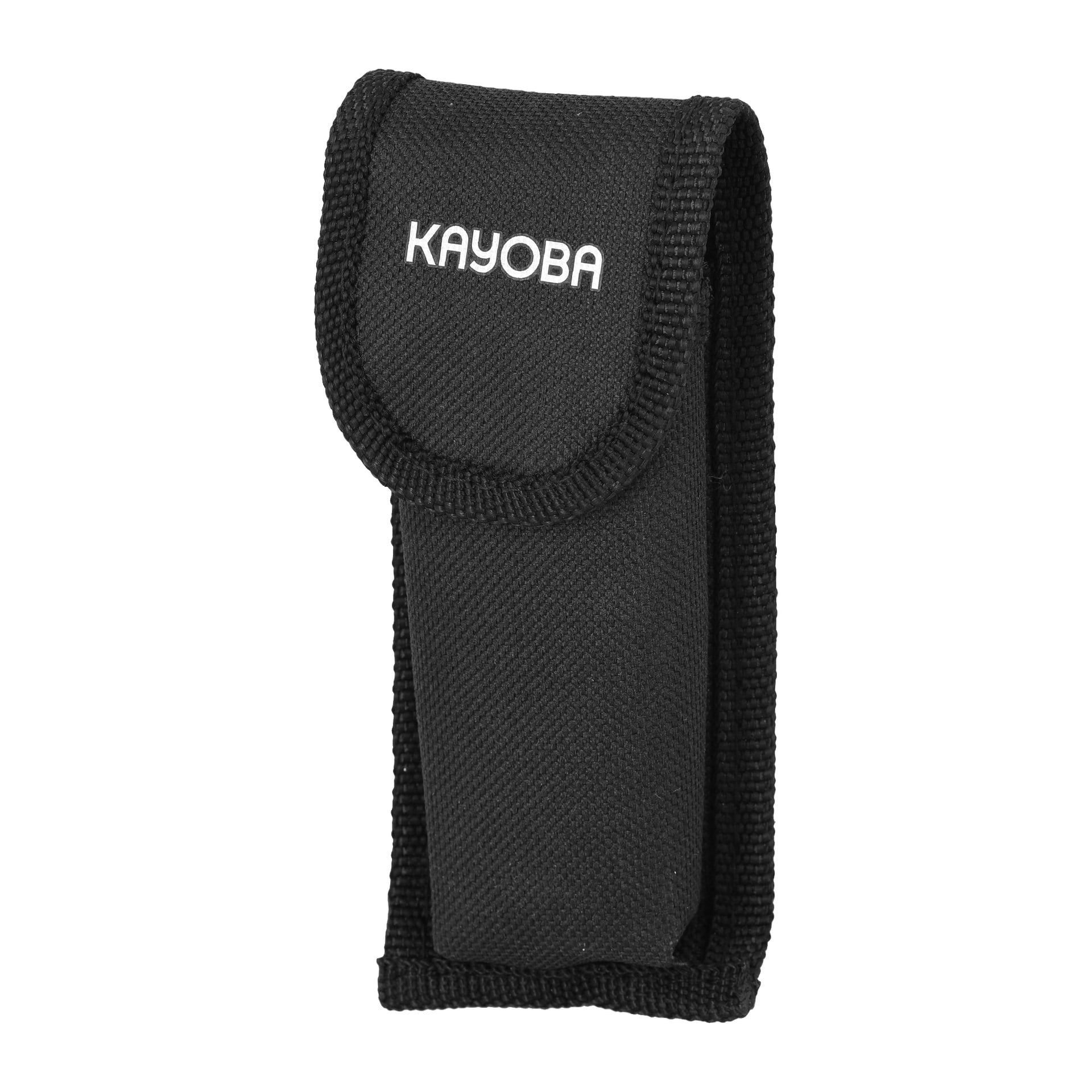 En svart påse av tyg med klaffstängning, med märket "Kayoba" i vita bokstäver på framsidan. Den är avsedd för att förvara en Kayoba-kniv eller småsaker.