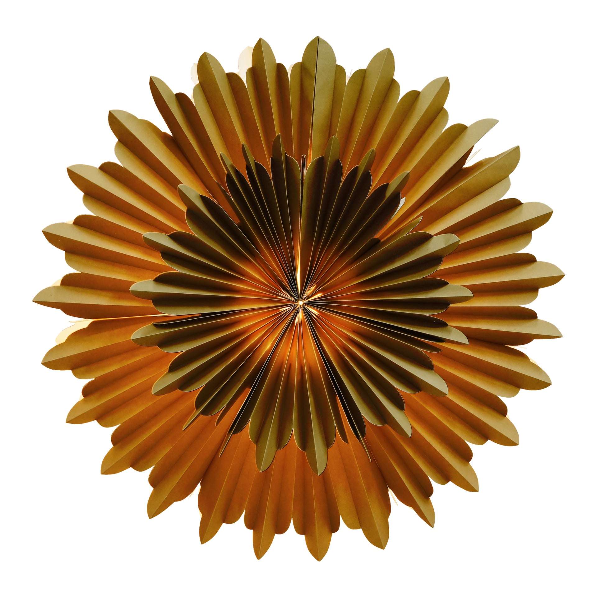 Lager-på-lager-fläktar i olika orange och bruna nyanser bildar en perfekt rund Anslut-lamphängare, arrangerad i ett strålande mönster som påminner om en stiliserad blomma eller solstråle, med spetsiga kronblad som sprider sig utåt från mitten.