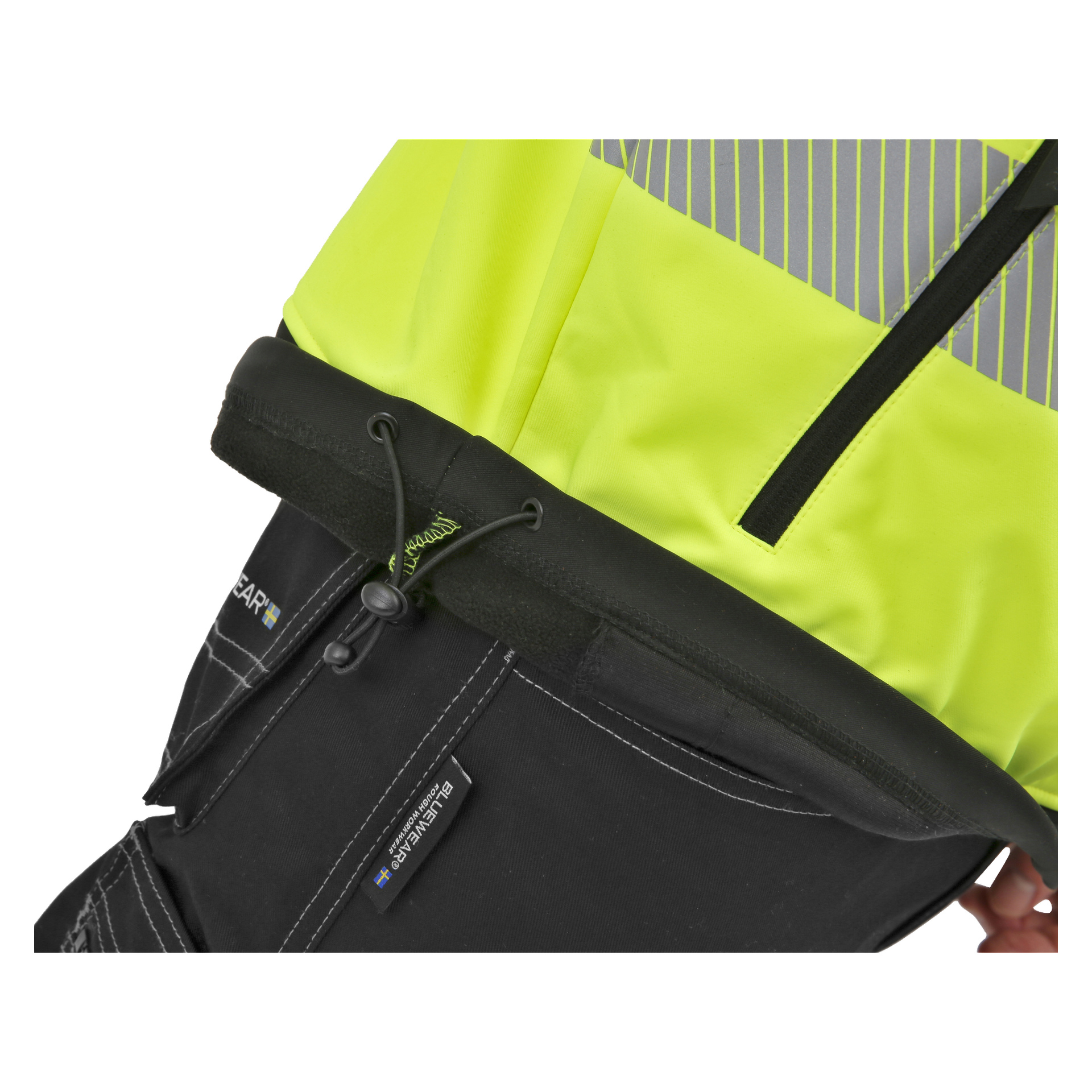 En detaljerad vy av Hi-Vis softshell-jackan Toronto från Bluewear har en livfull gulgrön ärm med dragkedja, svart manschett, justerbar dragsko och framträdande sömmar. En ärmetikett visar Bluewear-varumärke och produktdetaljer.