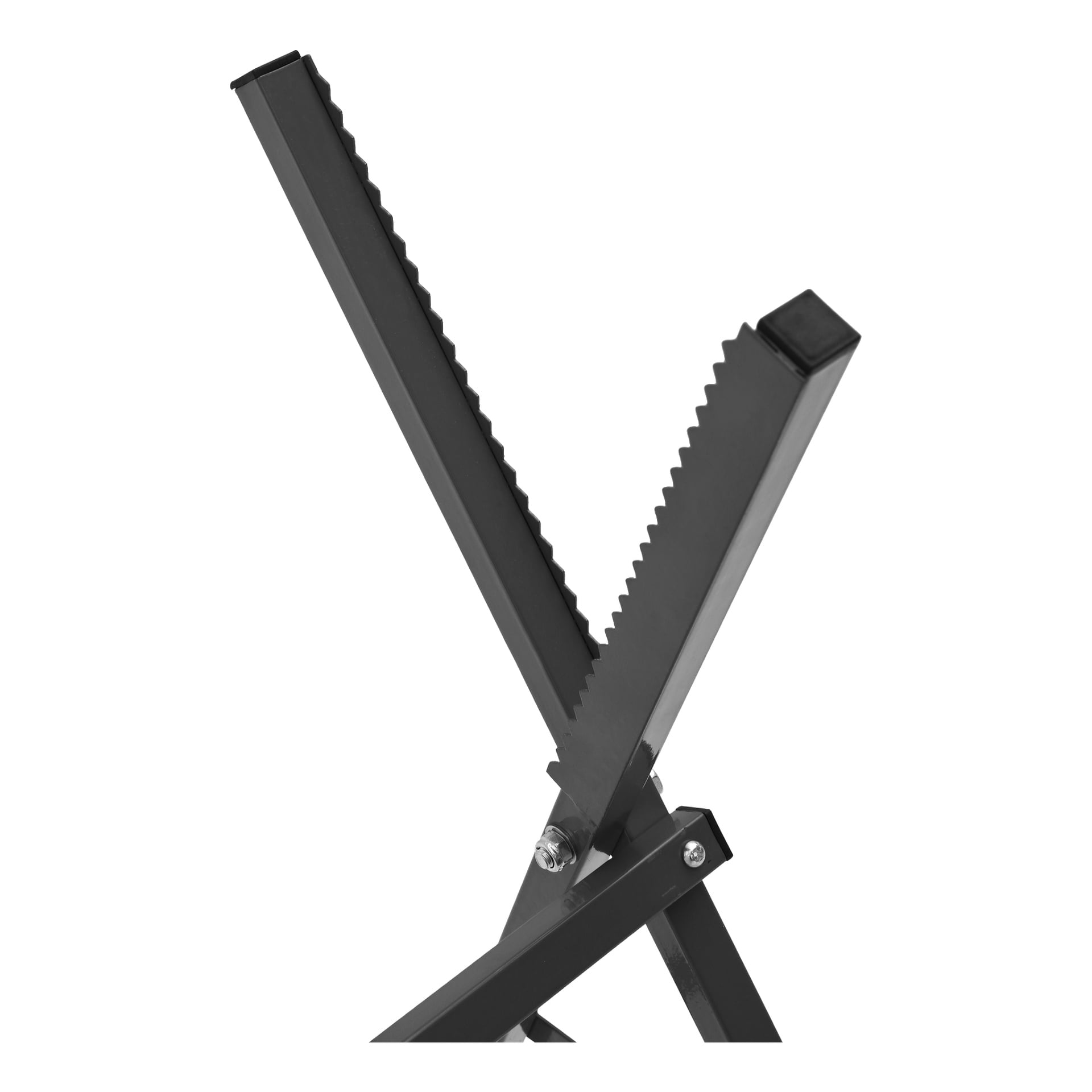 Närbild på den svarta metallen Hard Head Folding Sawhorse, som visar två korsande armar med sågliknande, taggiga kanter förbundna med en central bult. Fokus ligger på såghästens distinkta struktur och form.