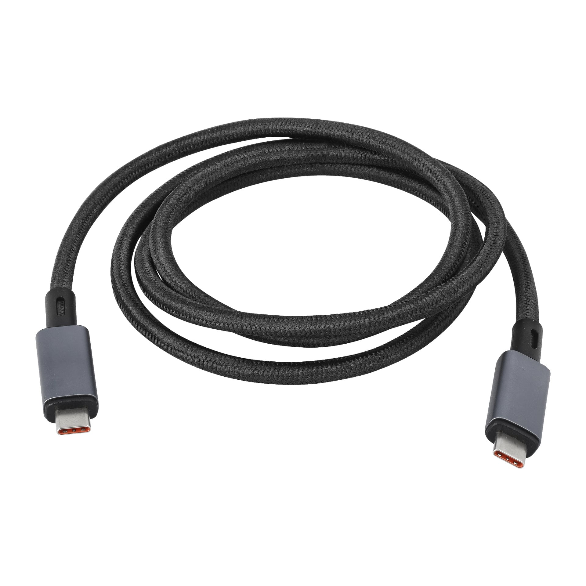 Anslut Charger -kaapeli USB-C/USB-C on esitetty mustalla punotulla tekstuurilla, löyhästi kierrettynä niin, että molemmissa päät näyttävät hopeisia liittimiä ja oransseja yksityiskohtia.