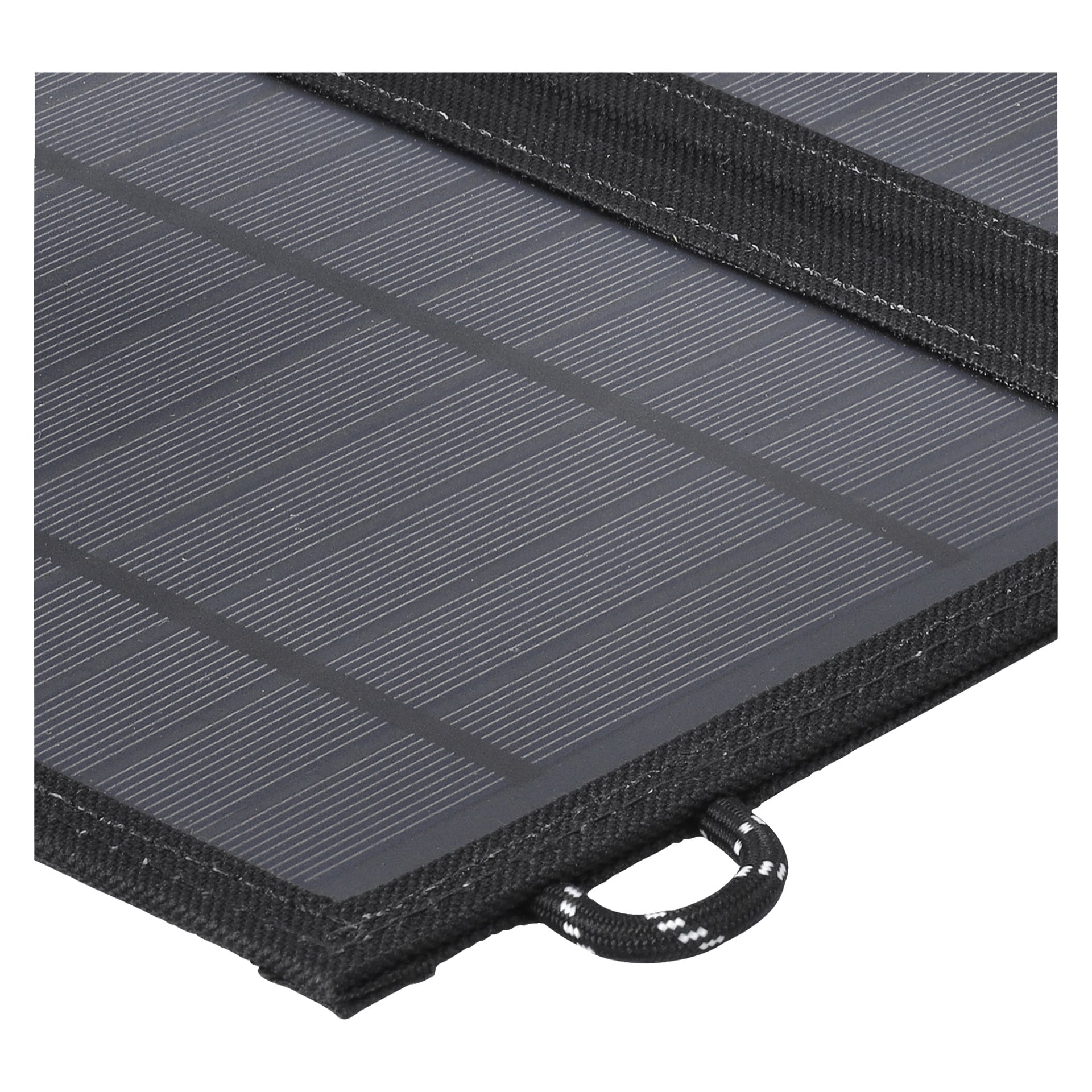Detaljerad vy av Kayoba Outdoor vikbara solcellsladdare, som framhäver den svarta solpanelen med synliga rutnätslinjer, inramad av svart tyg, och en liten hörnloop med vita sömmar.