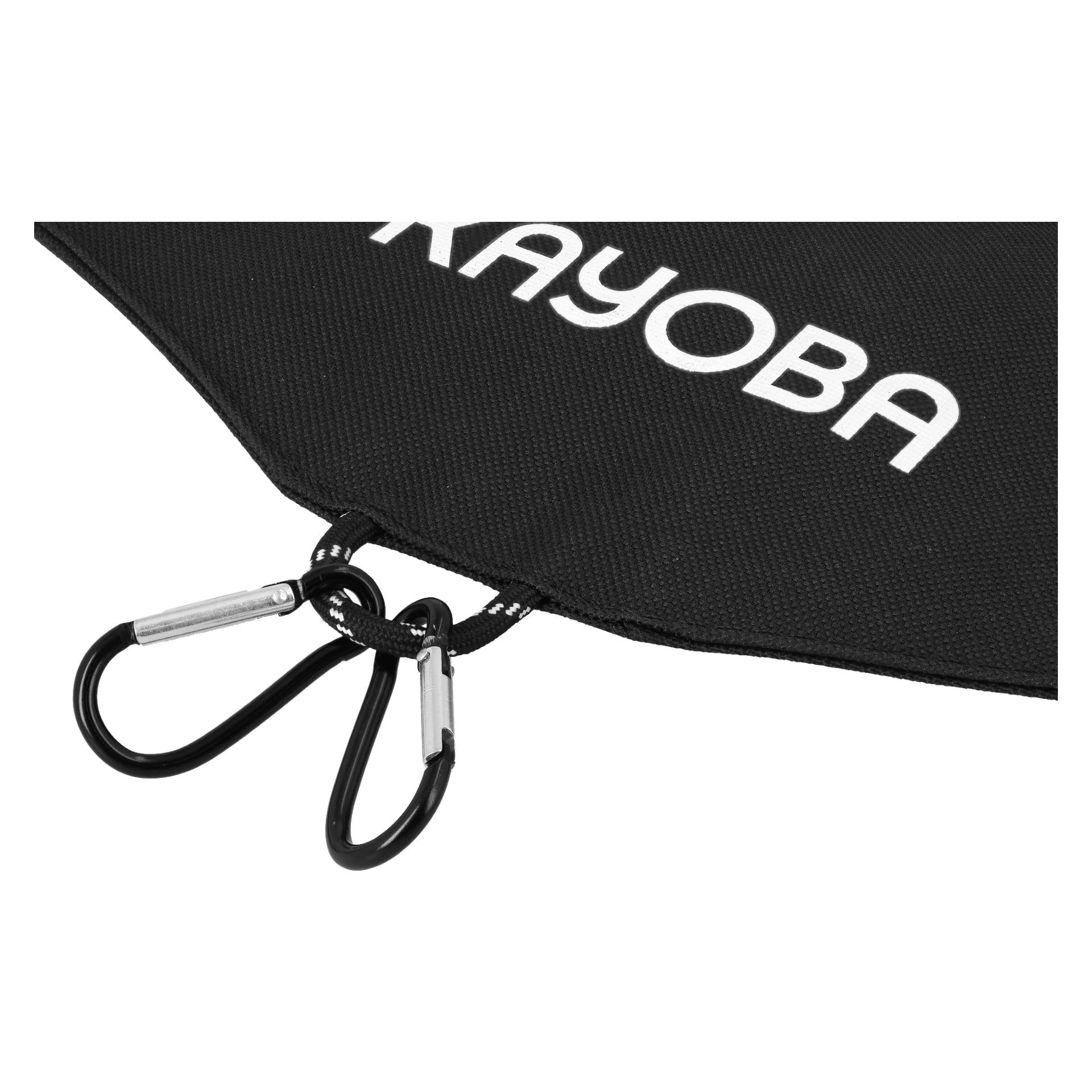 Närbild av Kayoba Outdoor vikbara solcellsladdare, med två svarta karbinhakar fastklämda i en remslinga längs kanten och varumärket synligt på det svarta tyget.