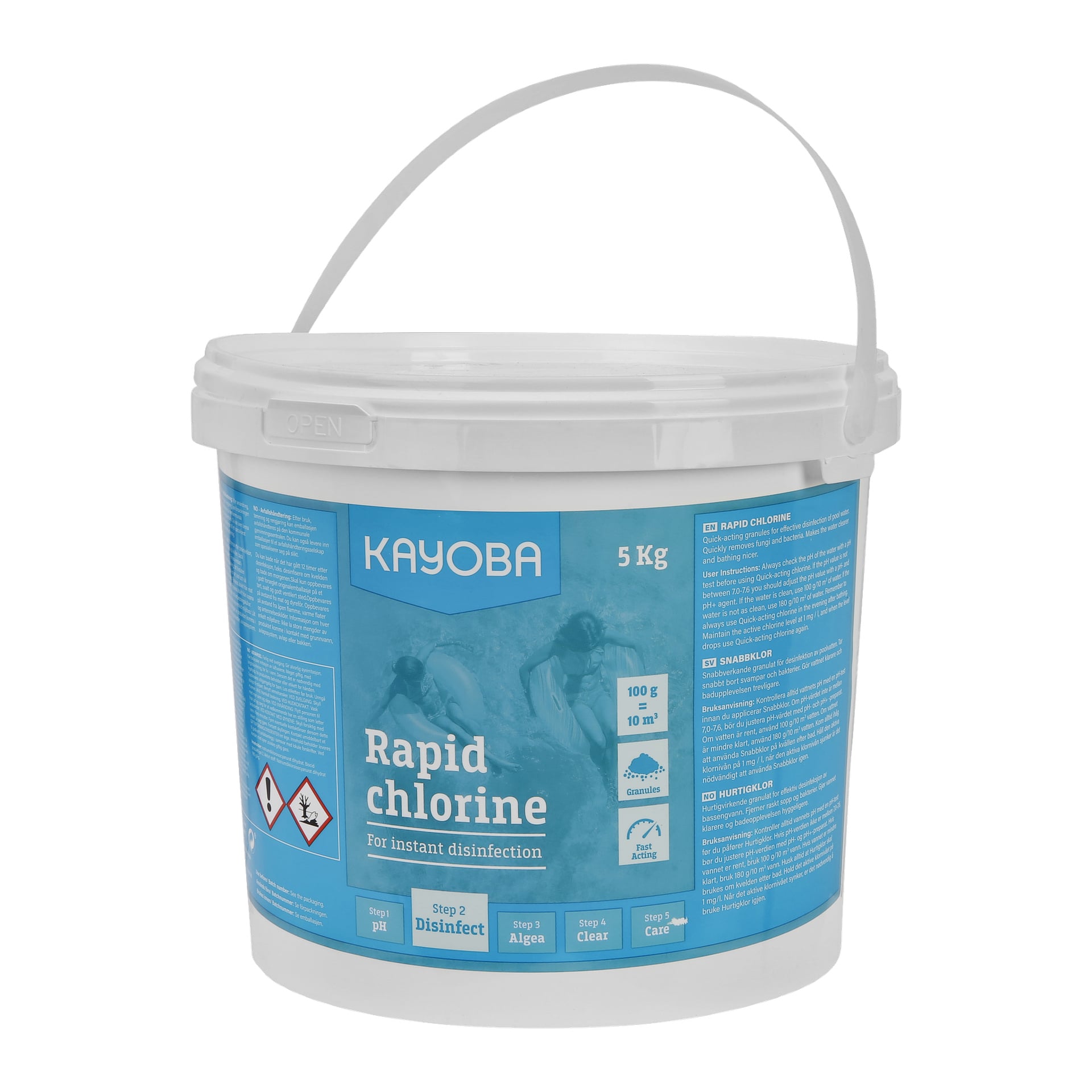 En vit plastburk på 5 kg med ett handtag märkt Kayoba Quick-acting chlorine för poolanvändning, med instruktioner, varningar och doseringsdetaljer mot blå bakgrund.