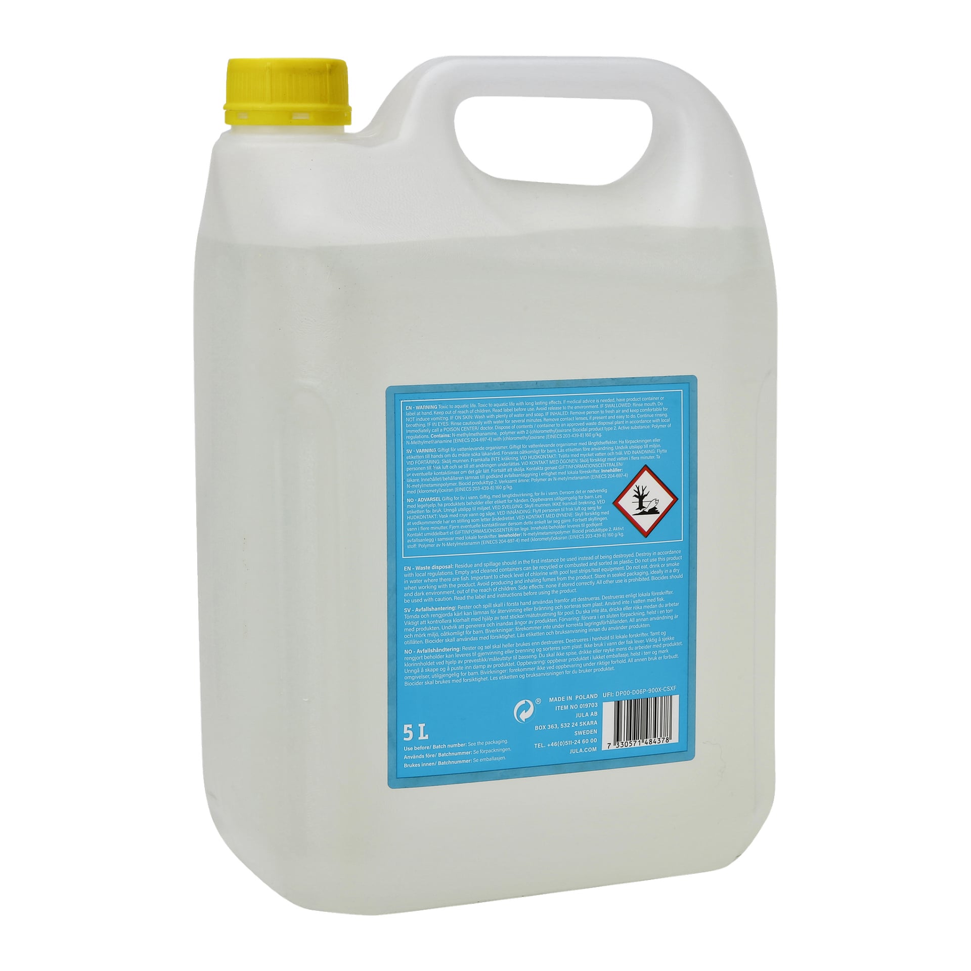En 5-liters transparent plastbehållare med Kayoba Algae Agent för pooler, toppad med en gul lock och en blå etikett med säkerhetsdetaljer och en ikon för miljöfaror, vilket visar att den innehåller en kemisk vätska.