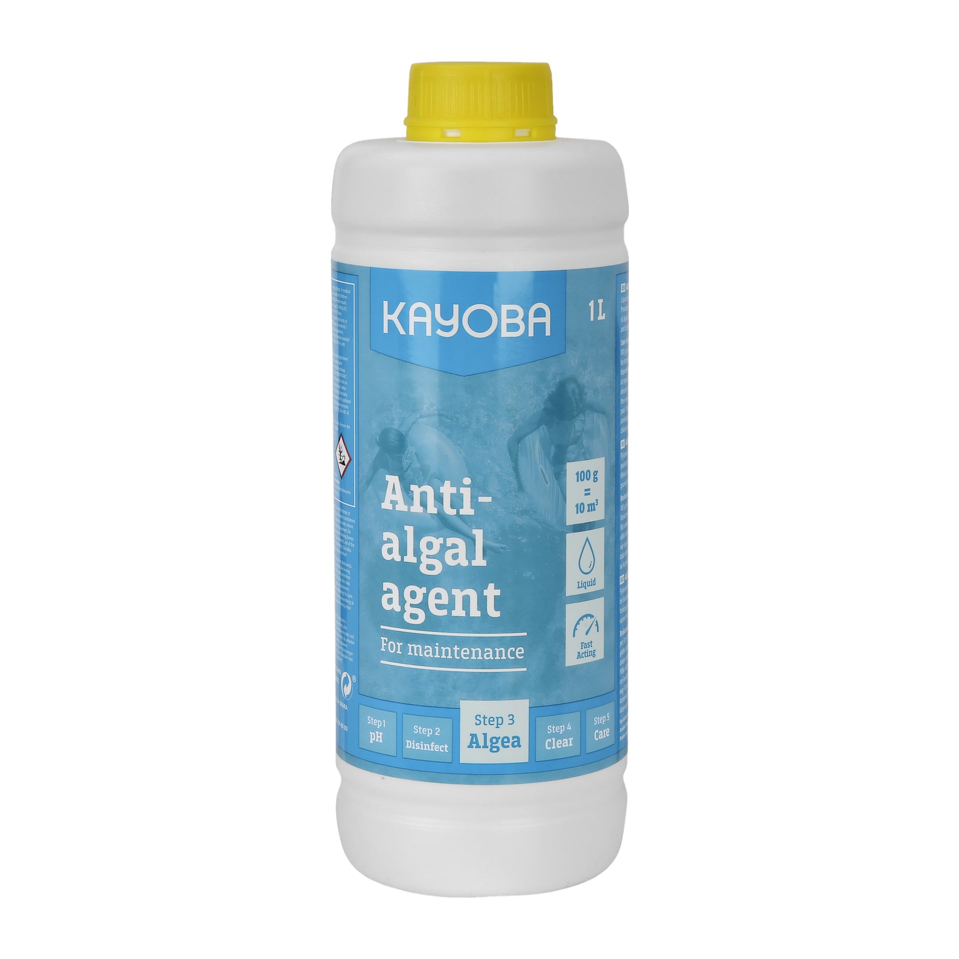 En 1-liters vit flaska Kayoba poolalgmedel med gul lock och en blå etikett som visar instruktioner, ikoner och text som indikerar att det är en flytande behandling för att behålla poolens vatten.