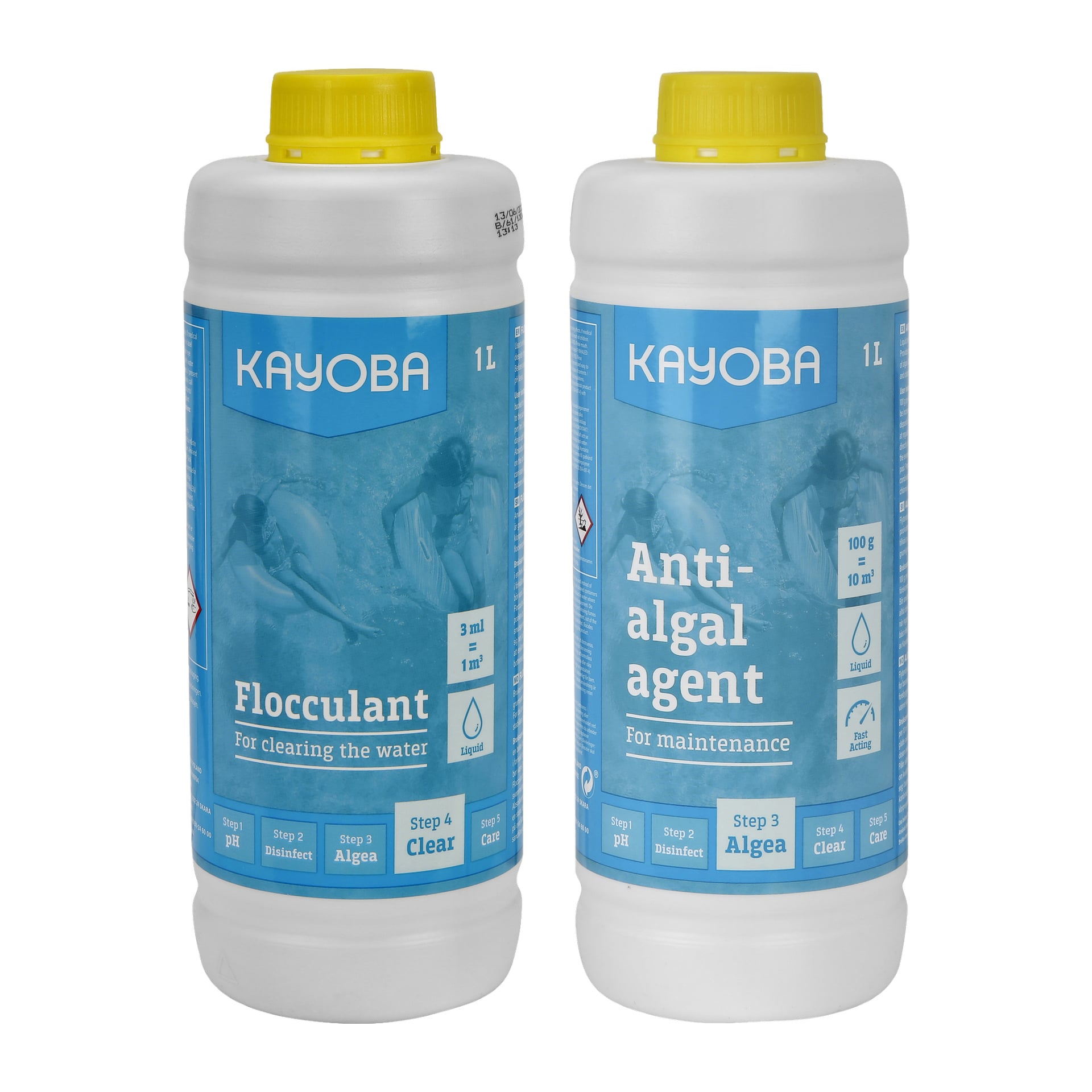 Två 1-litersflaskor med gula korkor från Kayoba Start spabadset är märkta "Flocculant" och "Anti-algal agent." Deras etiketter har blå bakgrunder med instruktioner och visar bilder på simmare under vattnet.