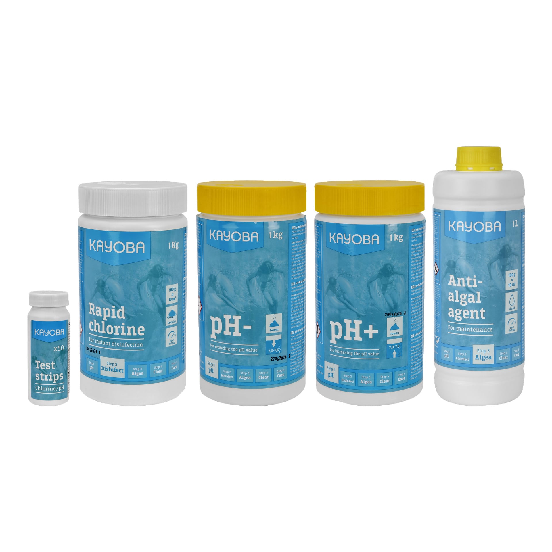 Fem poolrengöringsflaskor från Kayoba Start-setet står uppradade, inklusive rapid chlorin, pH minus, pH plus och ett antialgmedel. Behållarna har blå och vita etiketter, och vissa har gula lock.