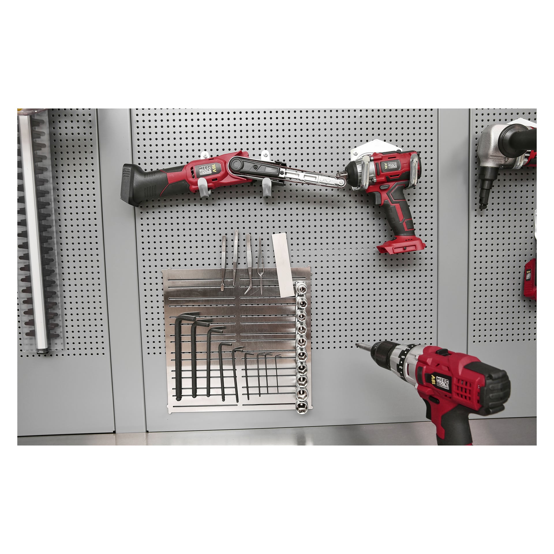 Olika verktyg, såsom ett fyrdelat Meec Tools-pincettset, är prydligt placerade på metallkrokar och hållare på en pegboard, allt placerat mot en grå bakgrund.