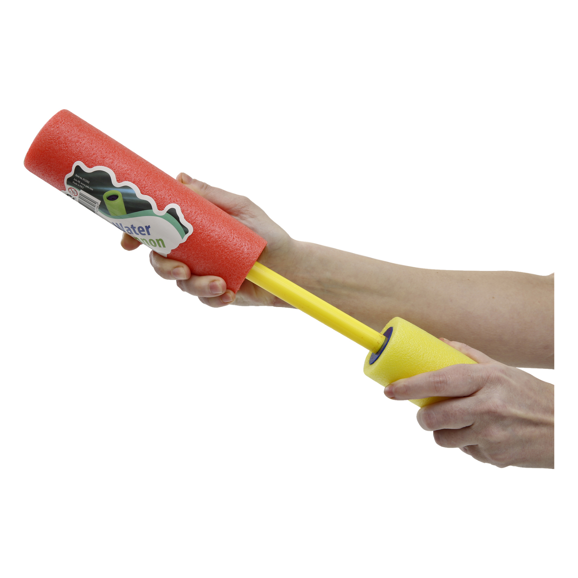 En persons händer håller en NO-märke EMW Water Cannon-leksak, som har en röd cylindrisk pipa, ett gult handtag och ett gult skumgrepp. Pipan har en klisterlapp där det står "Water cannon.