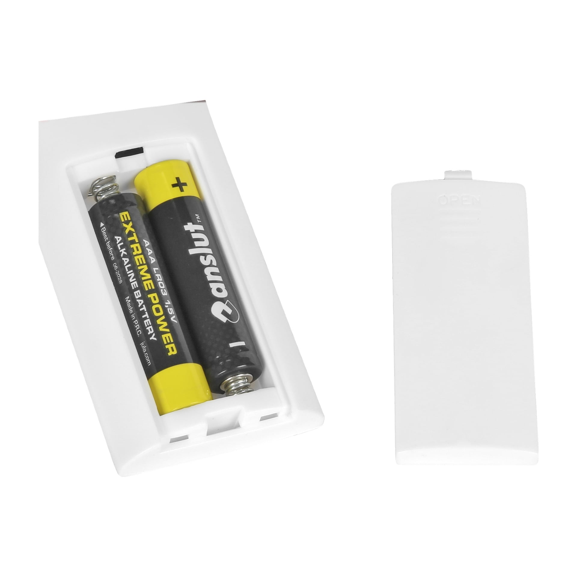 Två AA-batterier är installerade i batterifacket på Anslut Ceiling LED Smart. Det vita facklocket med en öppen etikett vilar bredvid apparaten.