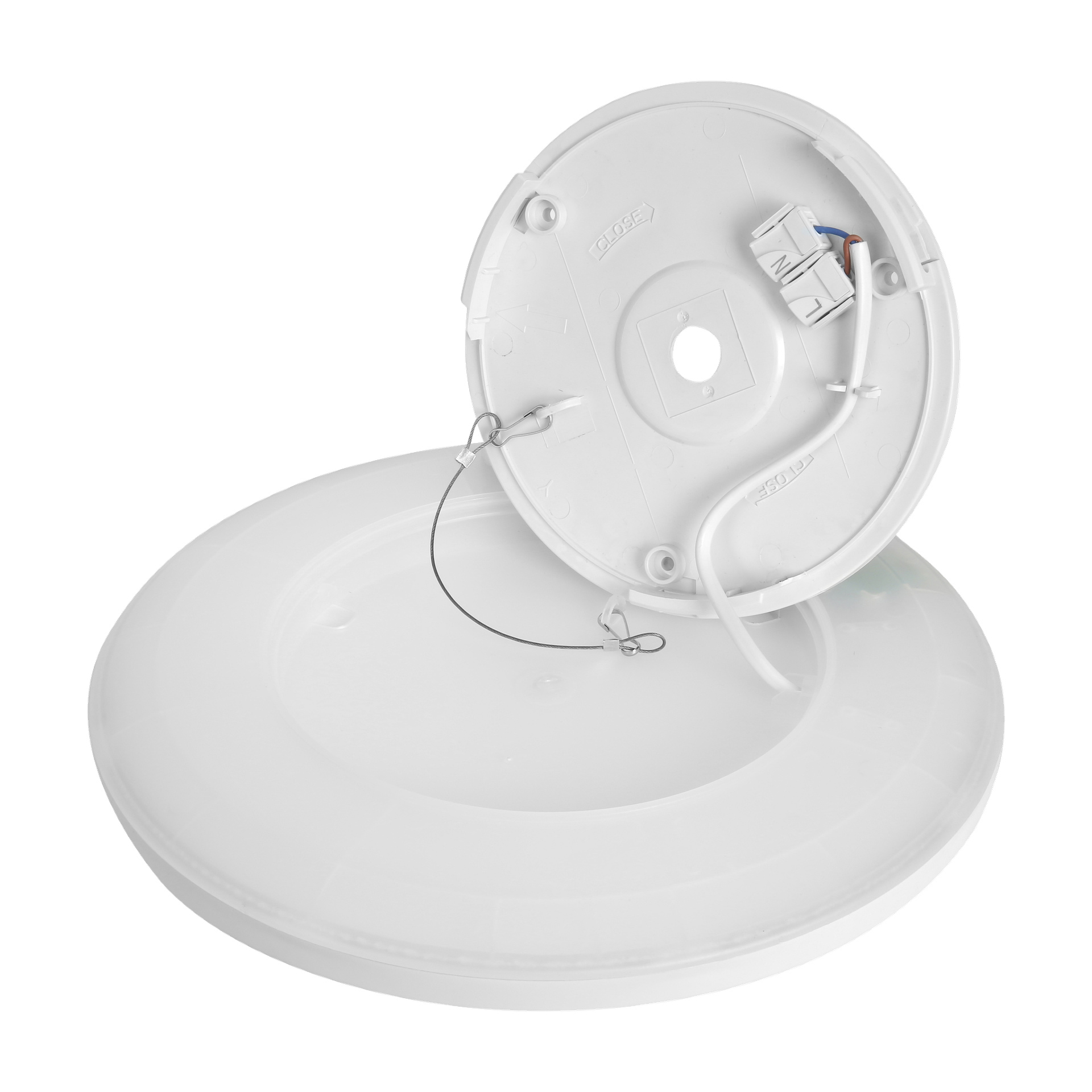 En rund vit Anslut taklampa med LED Smart visas med locket borttaget, vilket blottar den interna ledningen, kontakten och en metallledning mellan basen och locket.