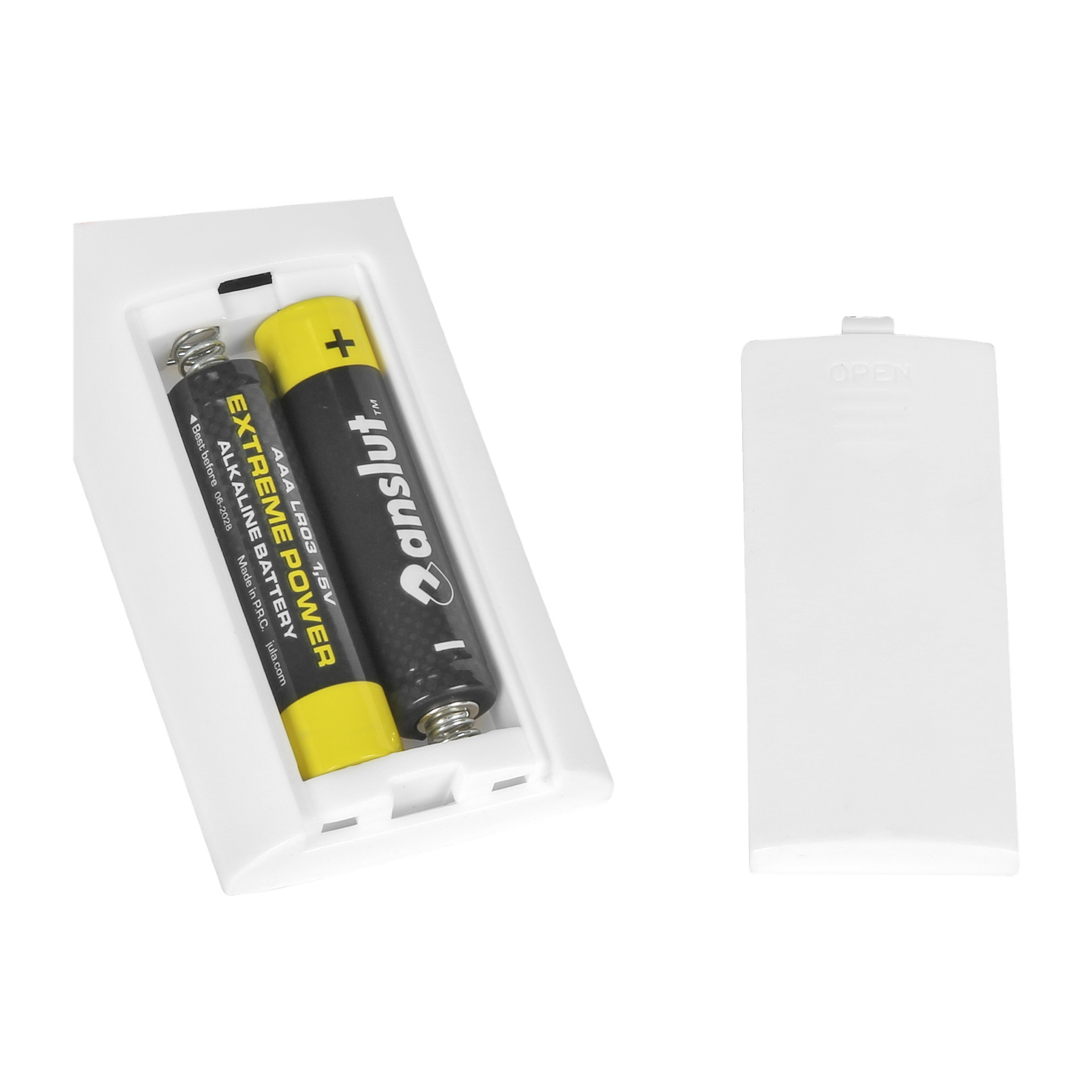 Två AA-batterier sitter inne i det öppna batterifacket på en vit Anslut Ceiling LED Smart-enhet, med det matchande vita facklocket placerat till höger om det.
