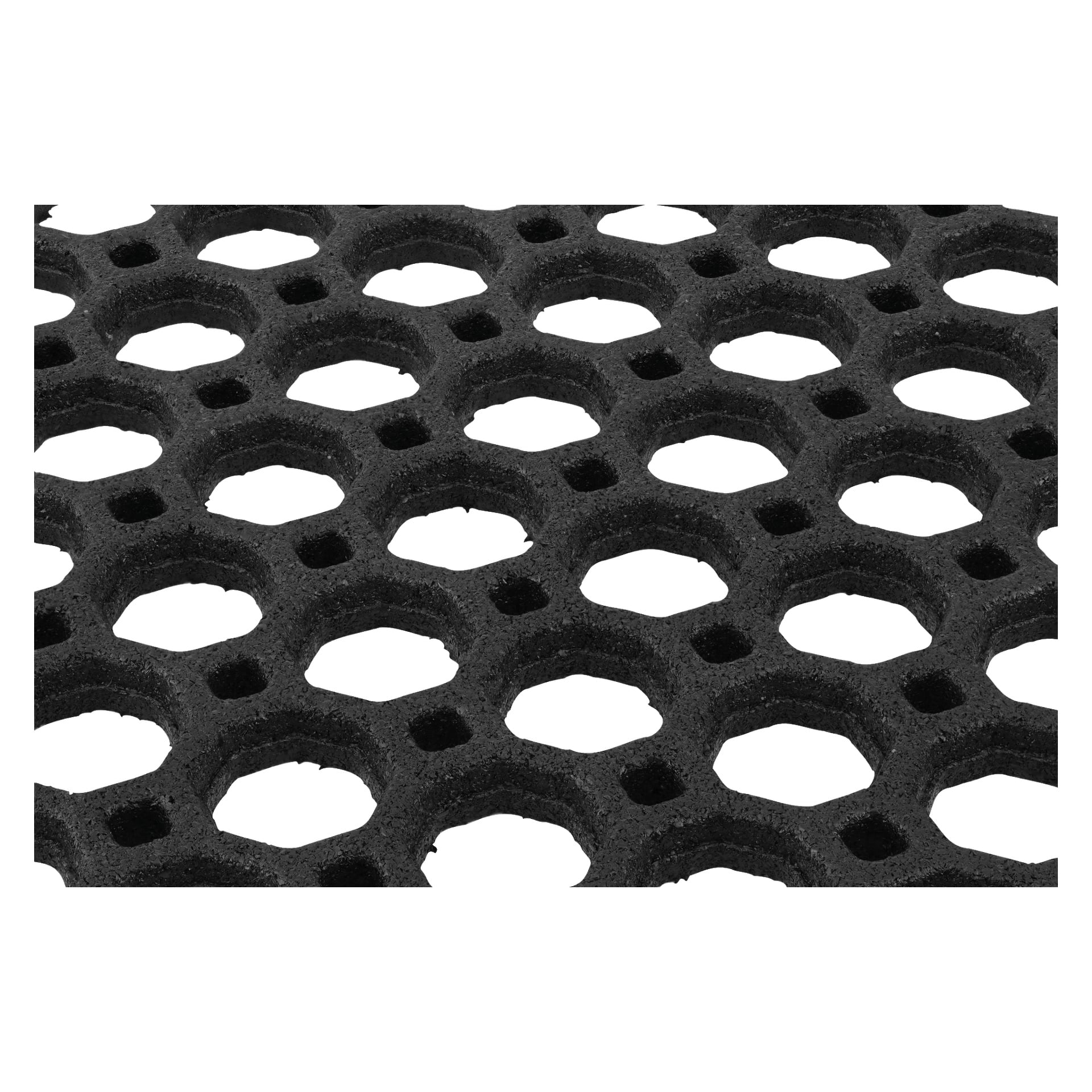 Närbild på EKVIP Rubbermat, som har en svart texturerad yta och ett mönster av upprepande hexagonala hål. Tillverkad för att användas som golv eller för att förhindra att de glider.