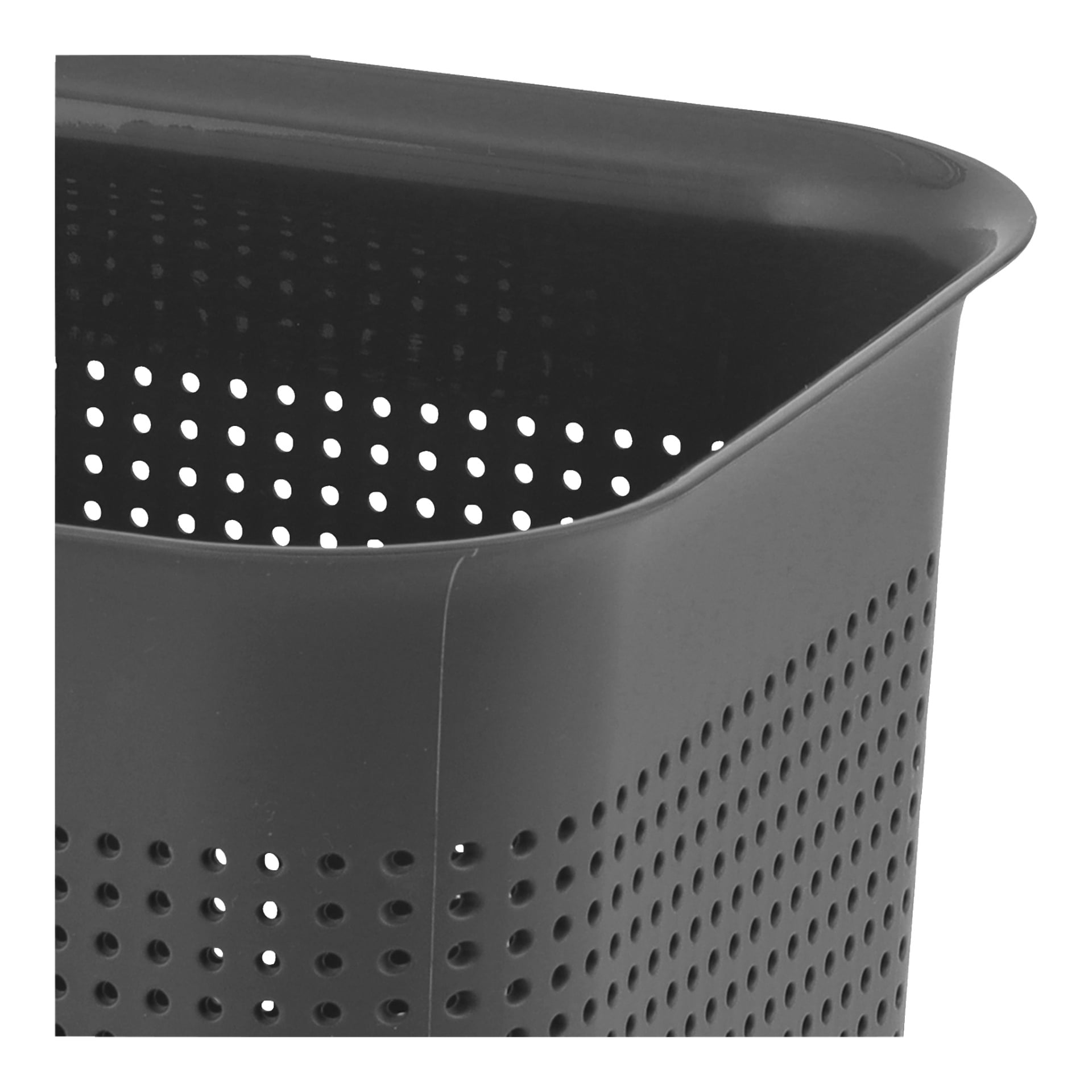Nærbilde av en Hard Head oppbevaringskurv laget av svart plast, med avrundede hjørner og pent arrangerte små runde hull. Kurven har glatte kanter og en matt overflate, med bare en del av den vist.