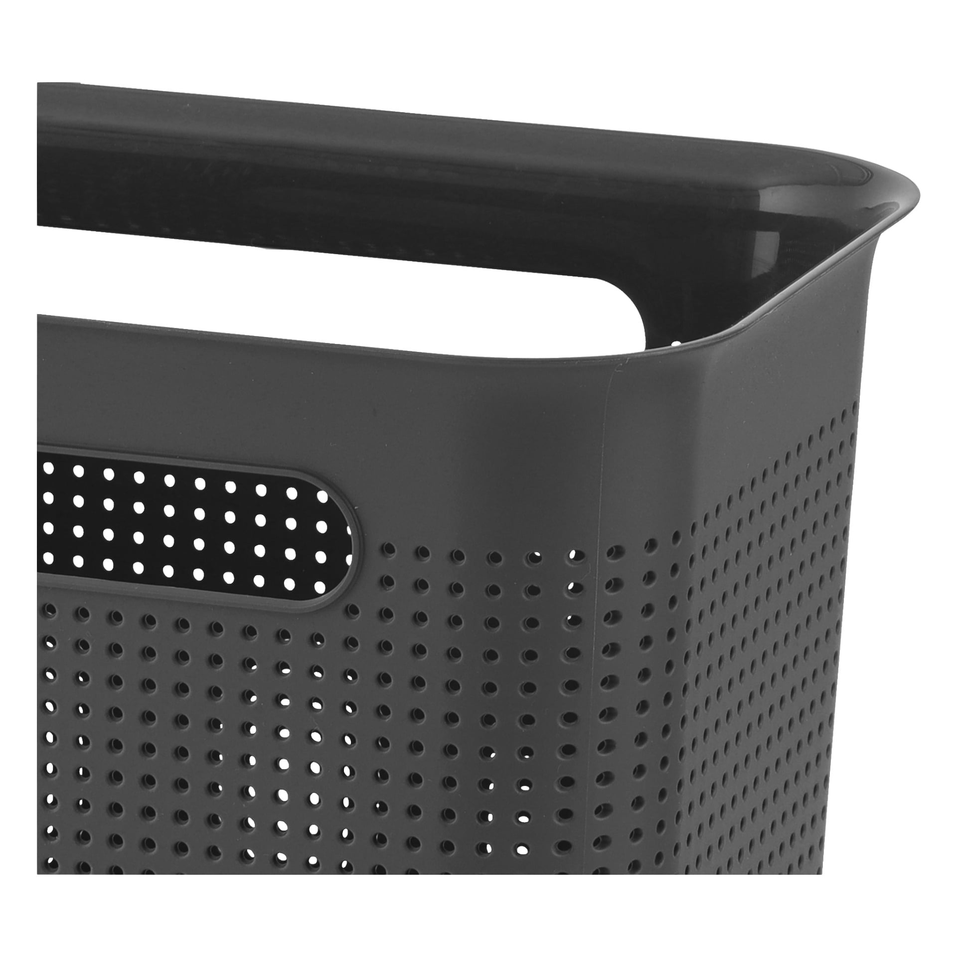 Et nærbilde av en svart Hard Head Storage-kurv med et rektangulært utskåret håndtak øverst og rader med små, jevnt fordelte runde hull langs sidene.