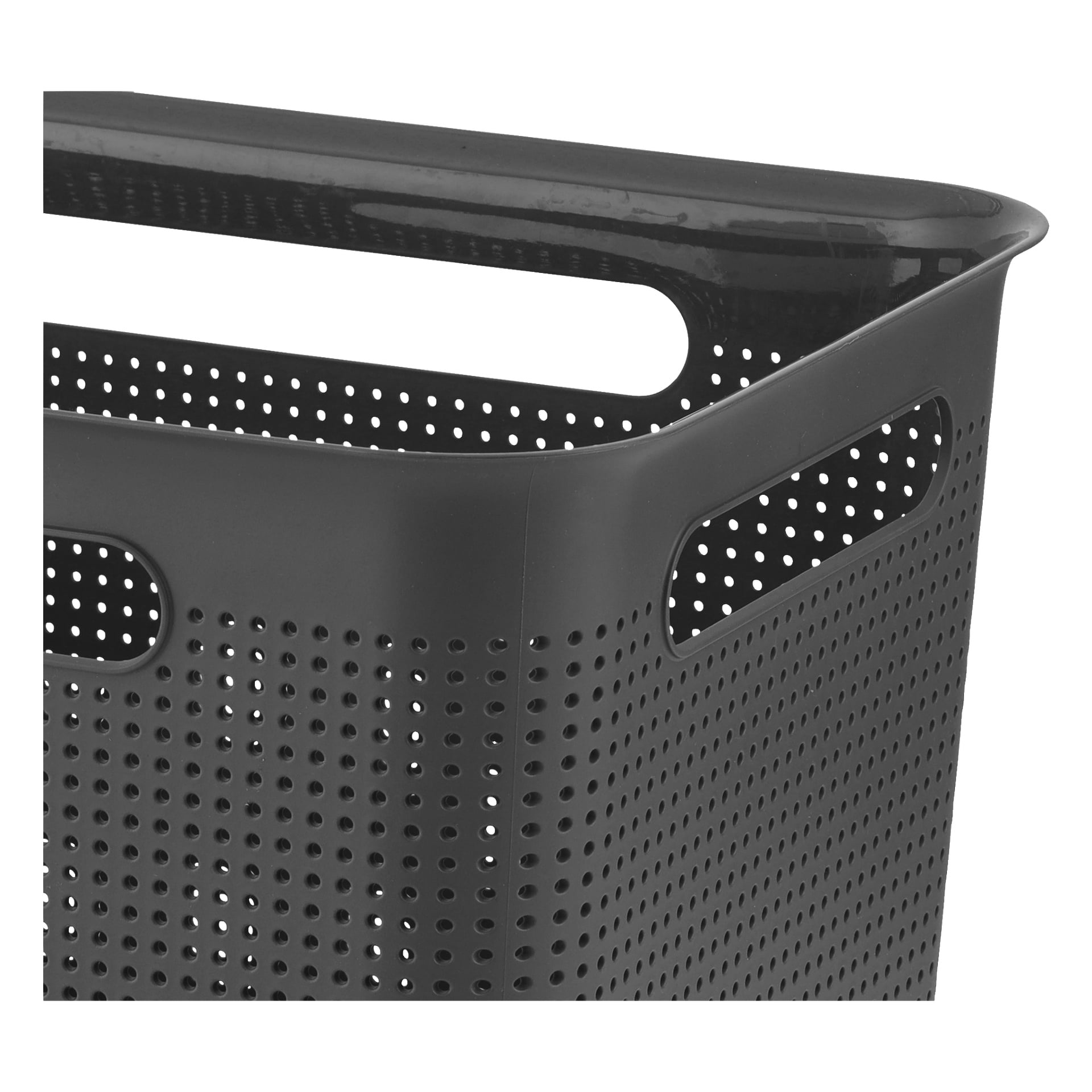 Nahaufnahme der oberen Ecke eines rechteckigen schwarzen Hard Head Storage-Korbs aus perforiertem Kunststoff, mit glatten, abgerundeten Kanten und langen ovalen Henkeln auf beiden Seiten.