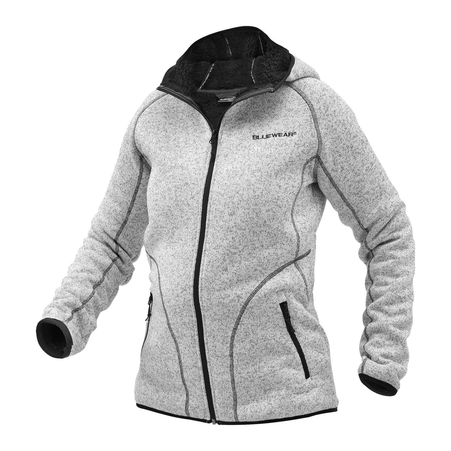 Lysegrå strikket fleecejakke for kvinner fra Bluewear med svart glidelås, to glidelåslommer foran, hette, lange ermer og Bluewear-logo på venstre bryst.