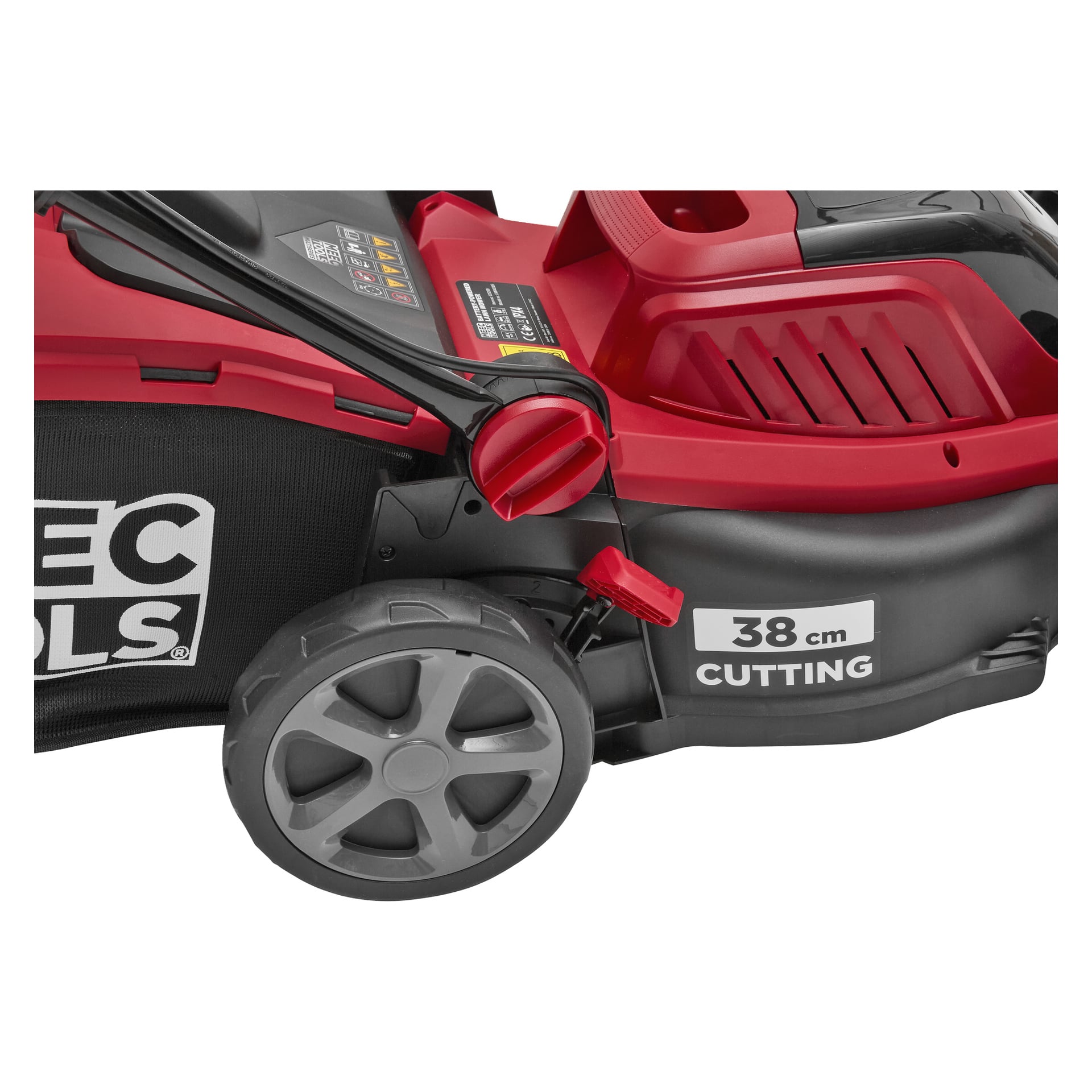 Närbild av en Meec Tools Multiseries 40 V röd och svart gräsklippare som visar bakhjulet, gräsuppsamlingspåsen, handtaget, etiketten "38 cm Cutting" och spaken för justering av klipphöjden.