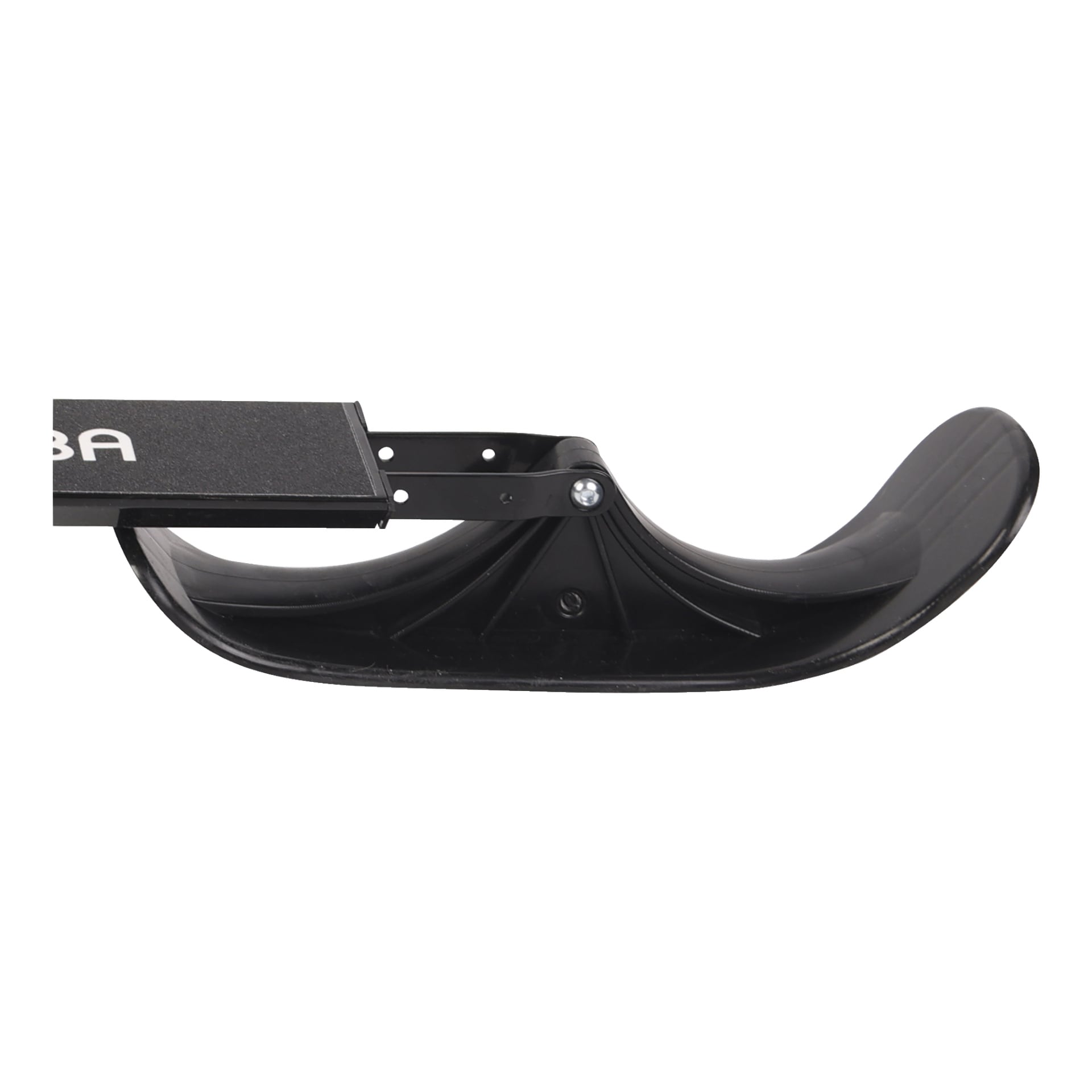 Detaljerad vy av Kayoba Folding Snow Scooters svarta plastskida, fast fäst vid metallramen med en stor bult. Bilden betonar skidans böjda form och texturerade finish, utformad för effektiv rörelse över snö. En del av scooterns platta plattform syns i bilden.