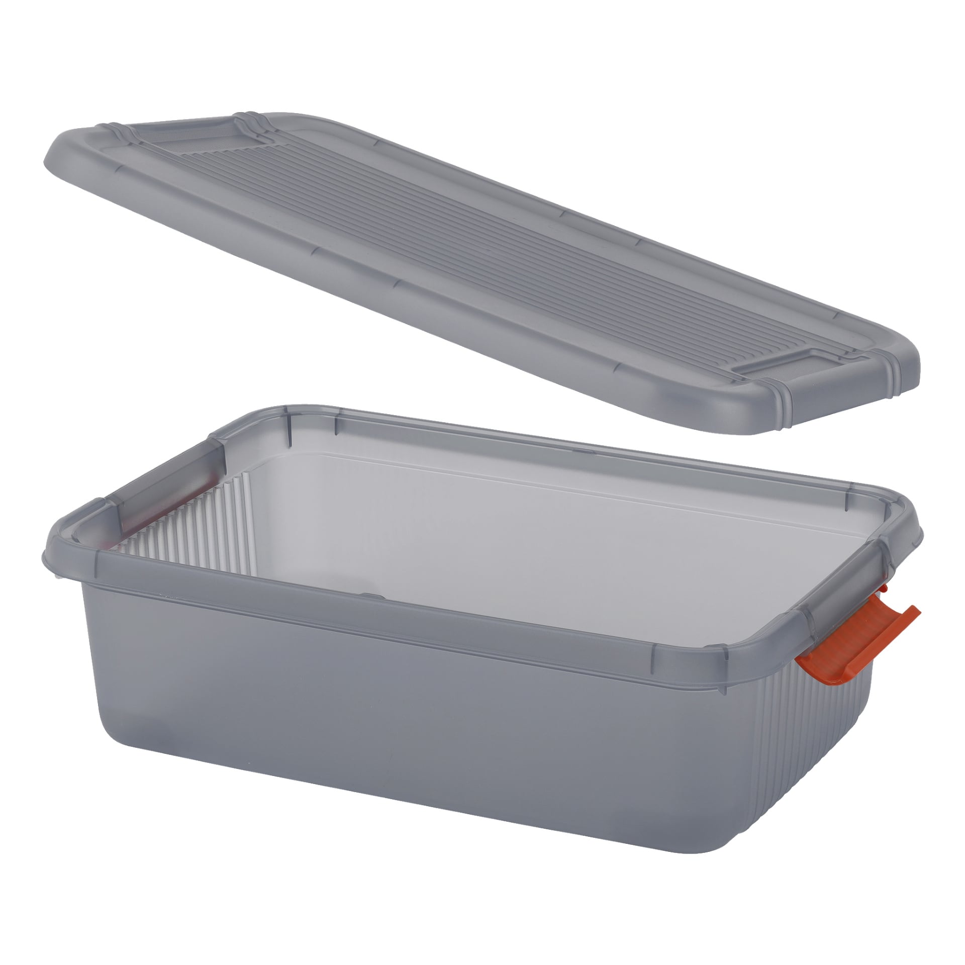 Bilden visar en Hard Head Storage-låda gjord av grå plast med räfflade sidor och klarorange handtag i vardera änden. Dess matchande lock, också räfflat, är avbildat ovanför behållaren och är designat för att sitta tätt ovanpå.