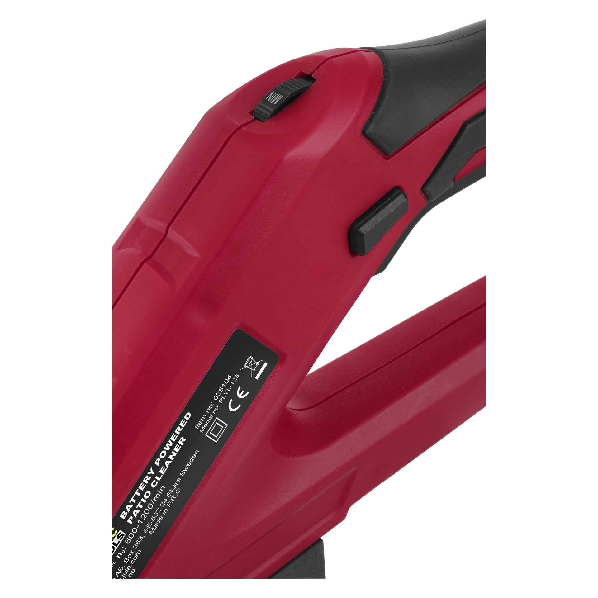 Närbild på handtaget på den röda Meec Tools Multiseries batteridrivna uteplatsrengöraren PW-18V HOME 530, som markerar den svarta strömbrytaren och kontrollknapparna. En del av produktetiketten med specifikationer och certifieringsikoner är delvis synlig.