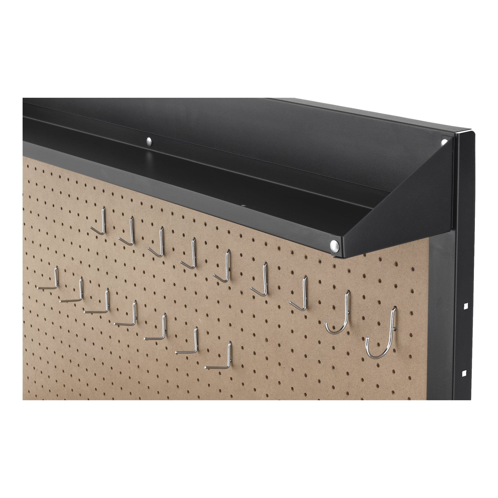 Närbild av Hard Head Workbench verktygspanel med en brun pinnplatta med jämna hål, monterad på en svart ram. Flera metallkrokar är fästa vid brädan och en svart metallbricka är placerad ovanför dem.
