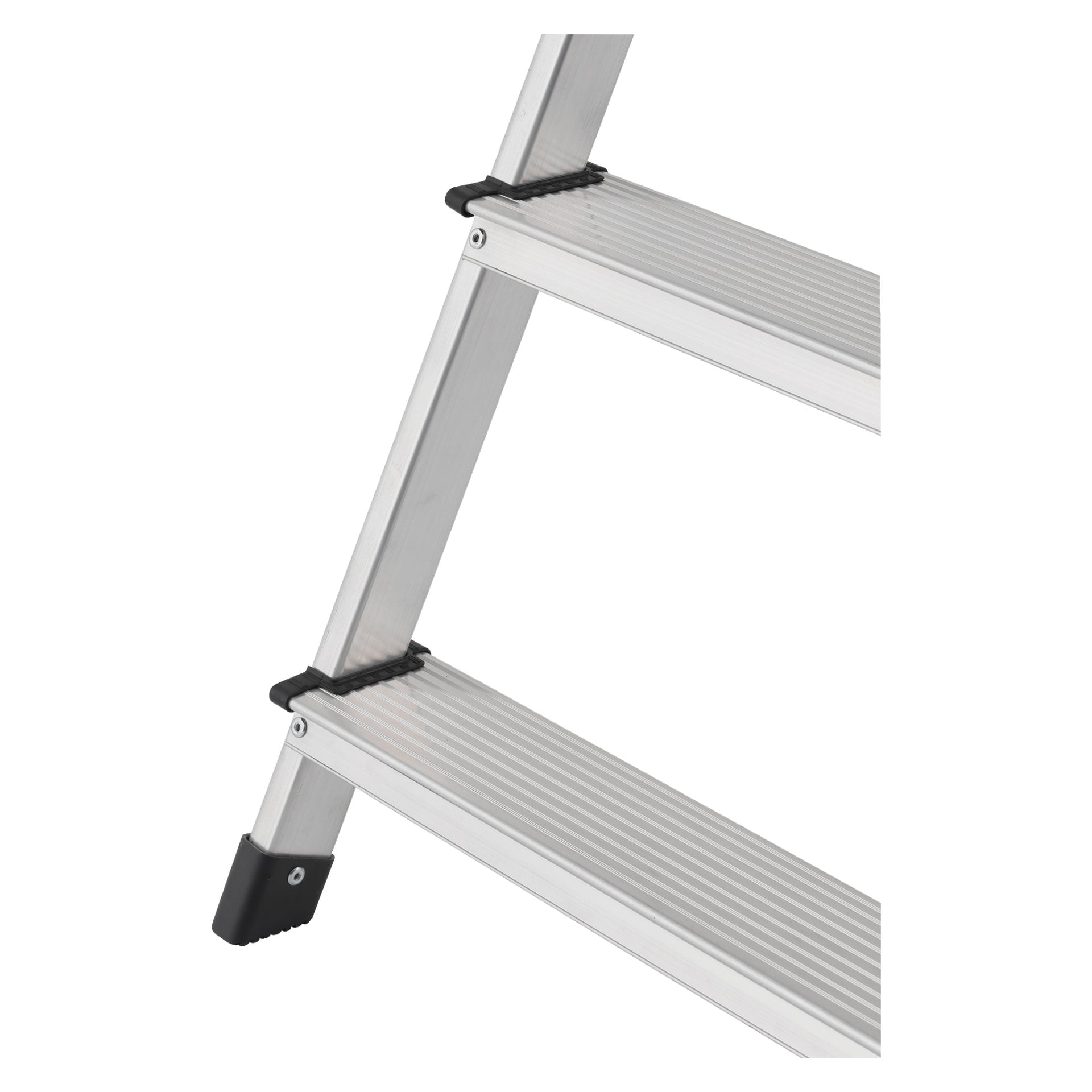 Närbild på en Hard Head-stege av silveraluminium, som visar två texturerade steg och en del av sidoräcket. Svarta plastlock syns i hörnen av varje steg för extra stöd och säkerhet.