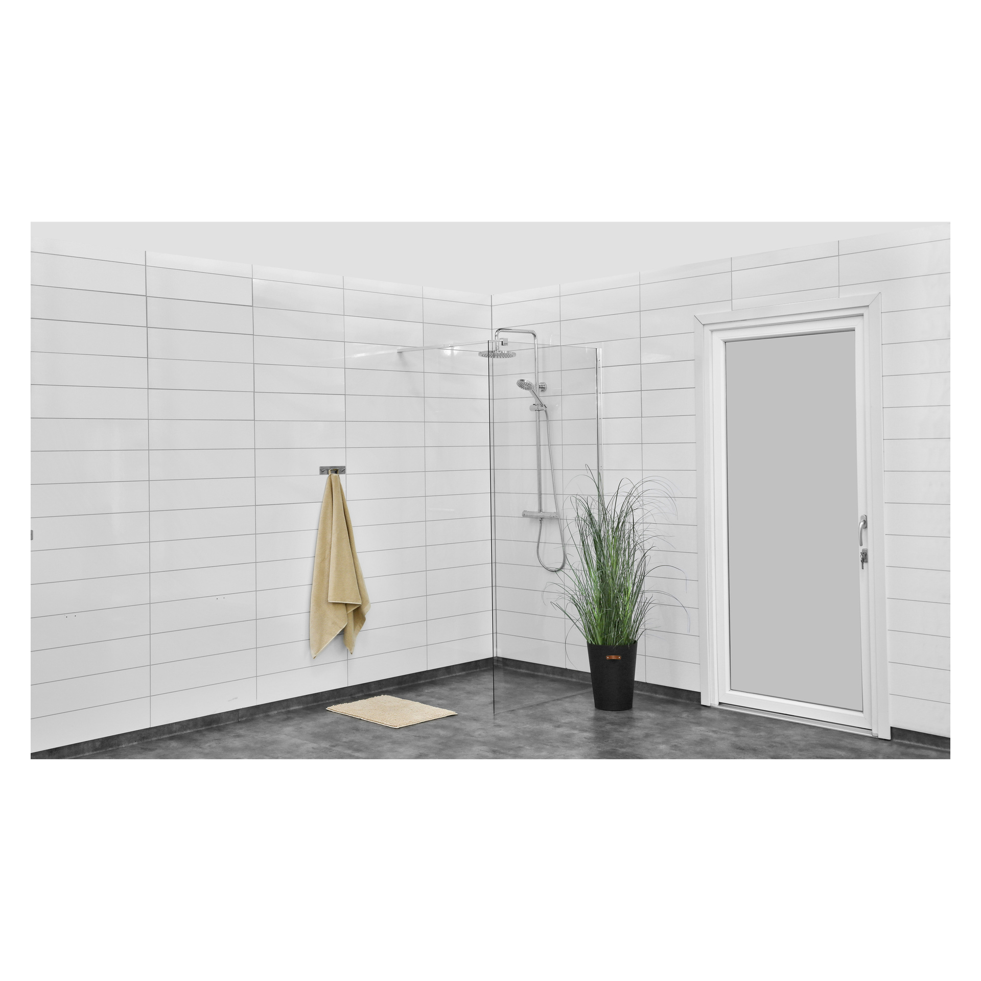 Ett modernt badrum med vita kaklade väggar inkluderar EKVIP Shower Screen, en beige handduk hängande från en krok, en matchande liten beige matta på golvet, en grön krukväxt som dekoration och en dörr med frostat glas.