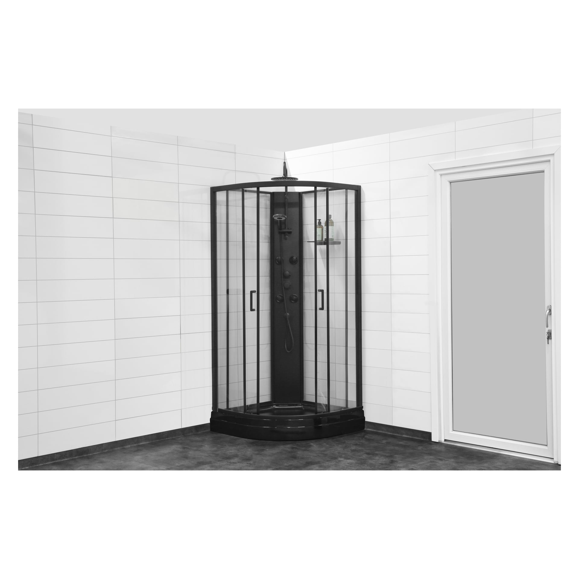 En moderne EKVIP Black dusjkabin med overdusj viser svartrammede glasspaneler, elegante svarte armaturer og en mørk base. Innhegningen har to innebygde hyller og en lukket dør plassert på høyre side.
