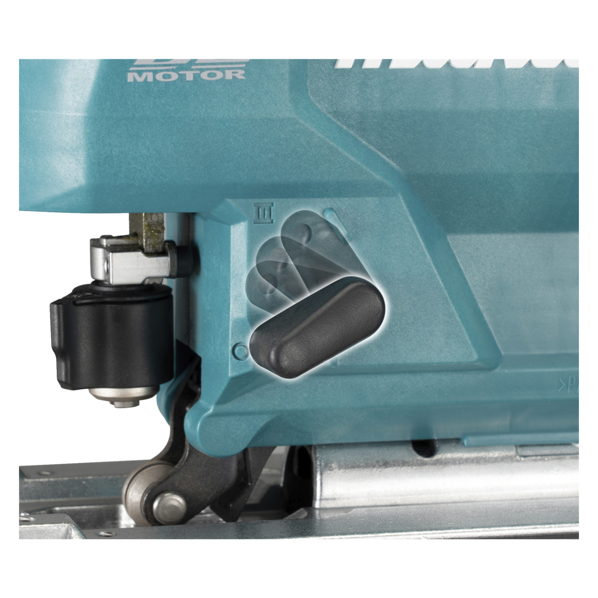 Detaljerad vy av en blå Makita DJV184Z sladdlös sticksåg, med fokus på den svarta sidomonterade kontrollbrytaren eller spaken, med både metall- och plastkomponenter synliga. Strömbrytarområdet markeras med ett halvtransparent överlägg.