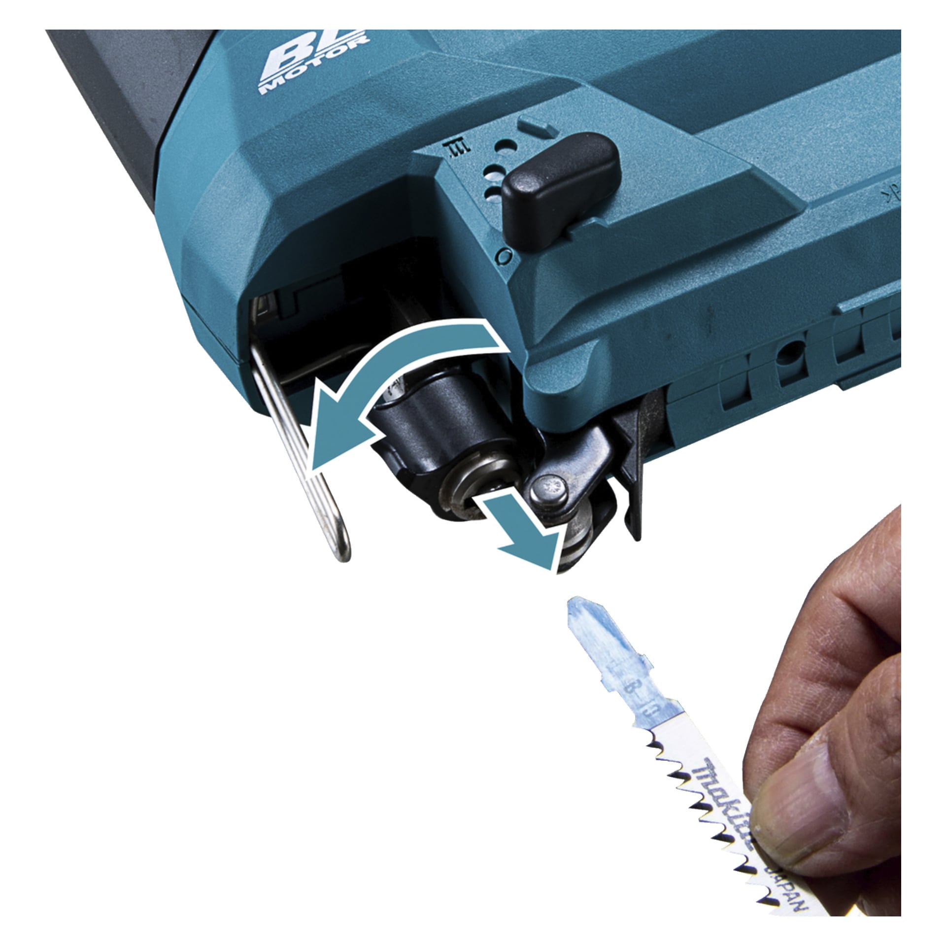 En närbild på en person som passar in ett sticksågsblad i en Makita DJV184Z sladdlös sticksåg. Vita och blå pilar anger rätt riktning för att placera bladet i hållarmekanismen.