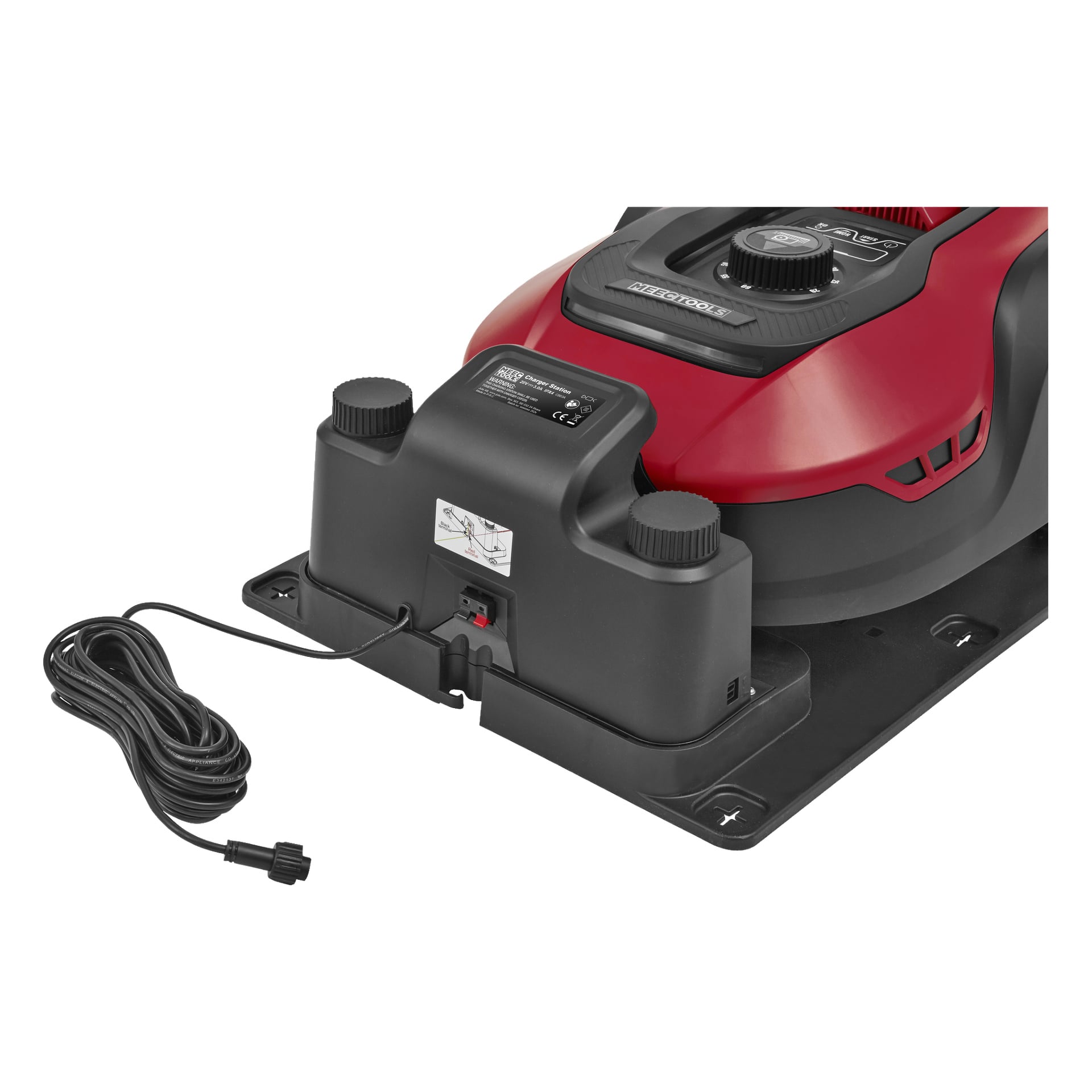 En röd och svart Meec Tools Robot gräsklippare med appfunktion står på dess laddstation, med kontrollrattar, synliga produktetiketter märkta Meec Tools och en svart strömkabel ansluten till laddaren.