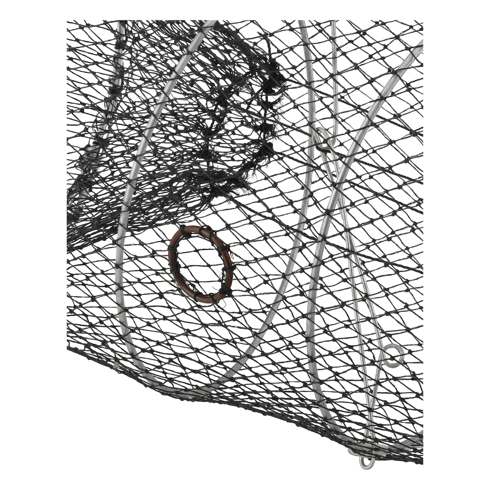 Et nærbilde av Kayoba Crayfish-fellen med svart netting, metallrammestøtter og en rund brun plastring.