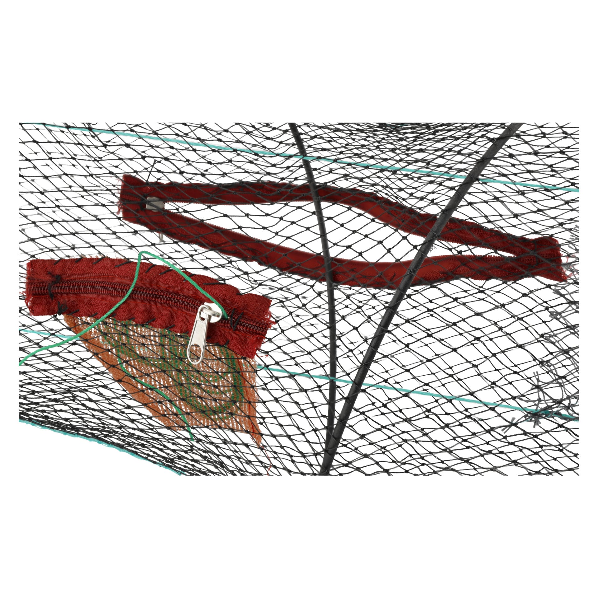 En närbild av Kayoba Fish Trap visar svart nät med två sydda öppningar inramade i rött tyg; En öppning är detaljerad med en silverdragkedja och ett grönt snöre.